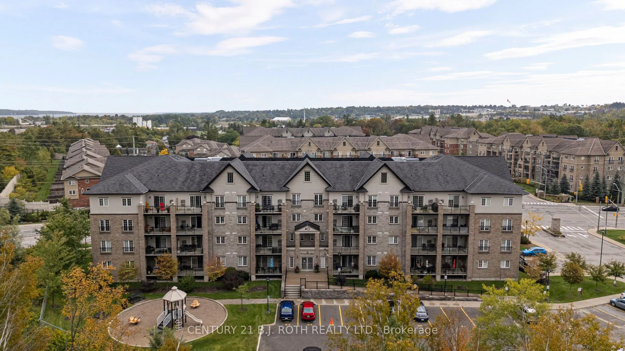 40 FERNDALE Drive S, #204
