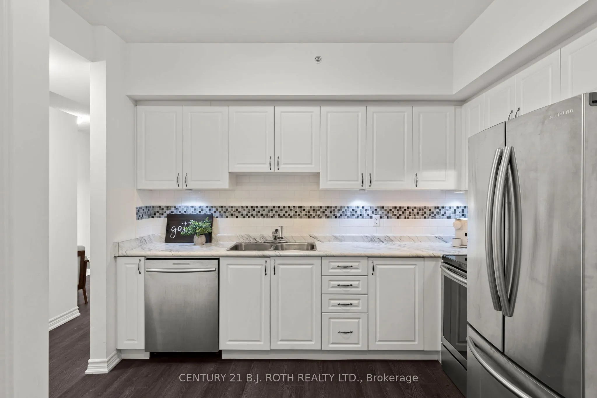 40 FERNDALE Drive S, #204