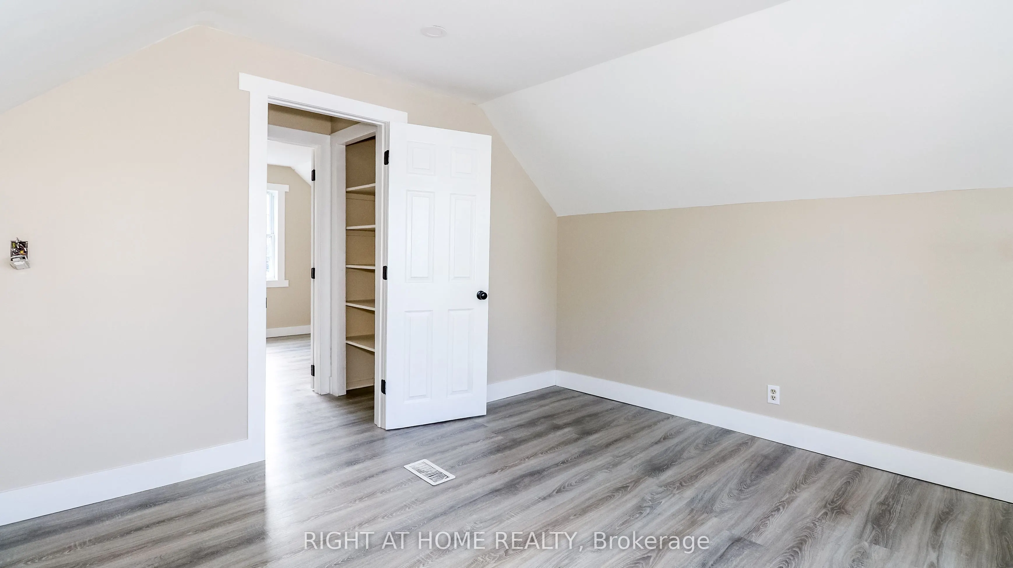 11 Newton Street W