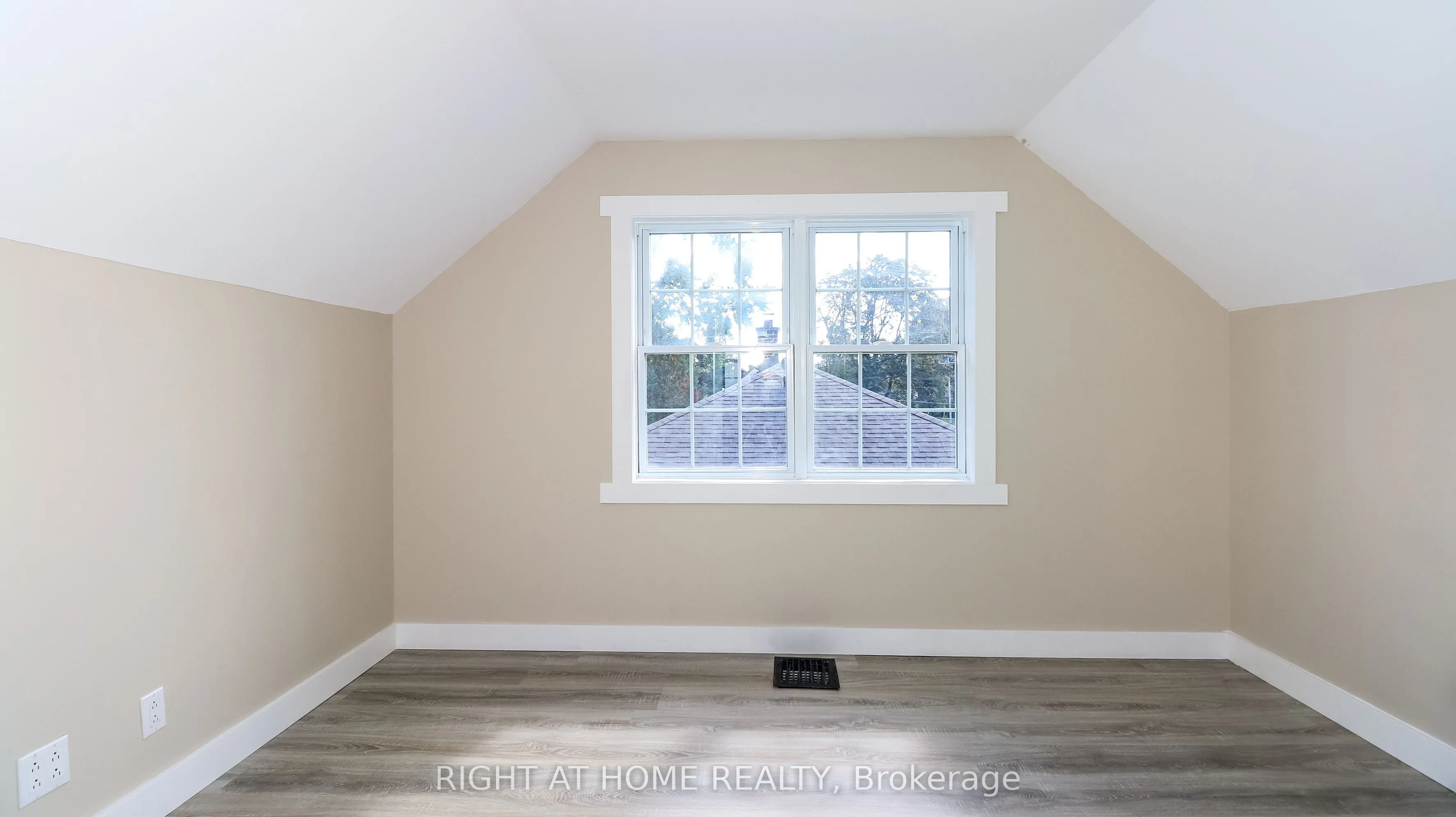 11 Newton Street W