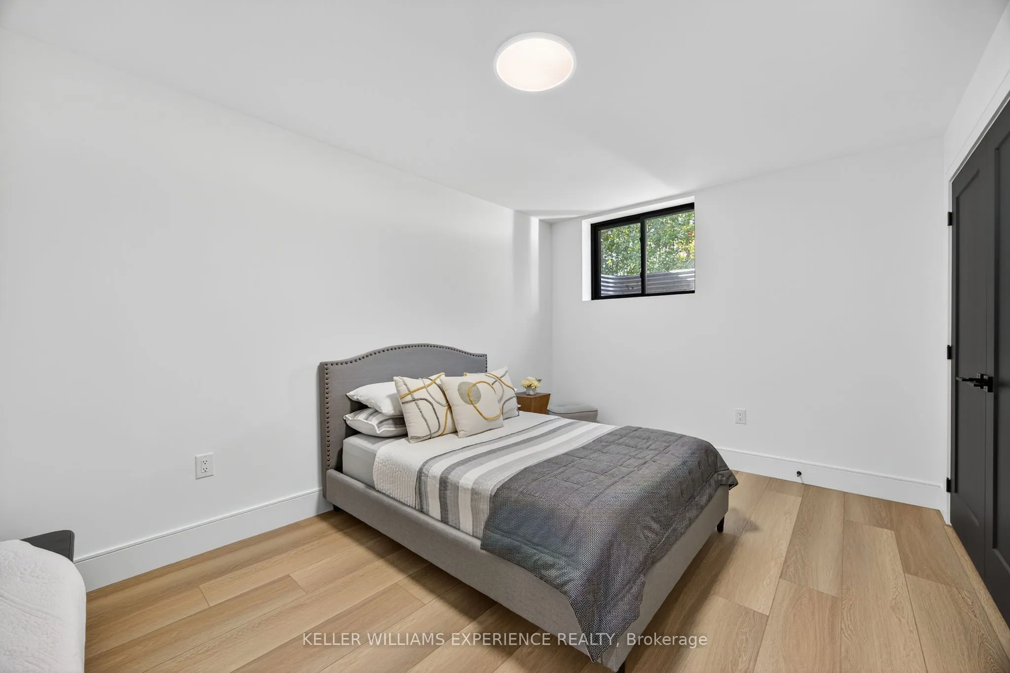 1016 Lakeshore Road E