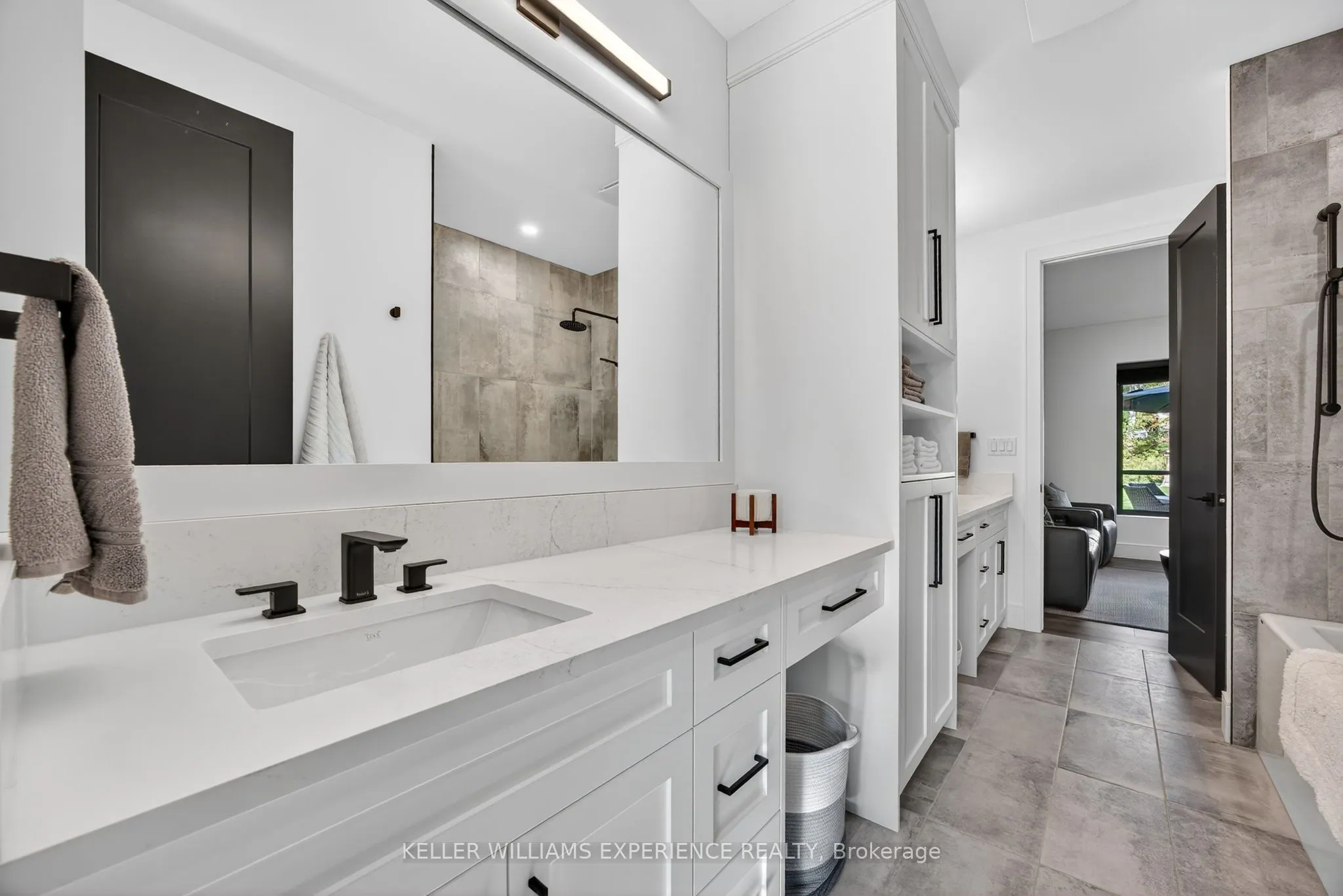 1016 Lakeshore Road E