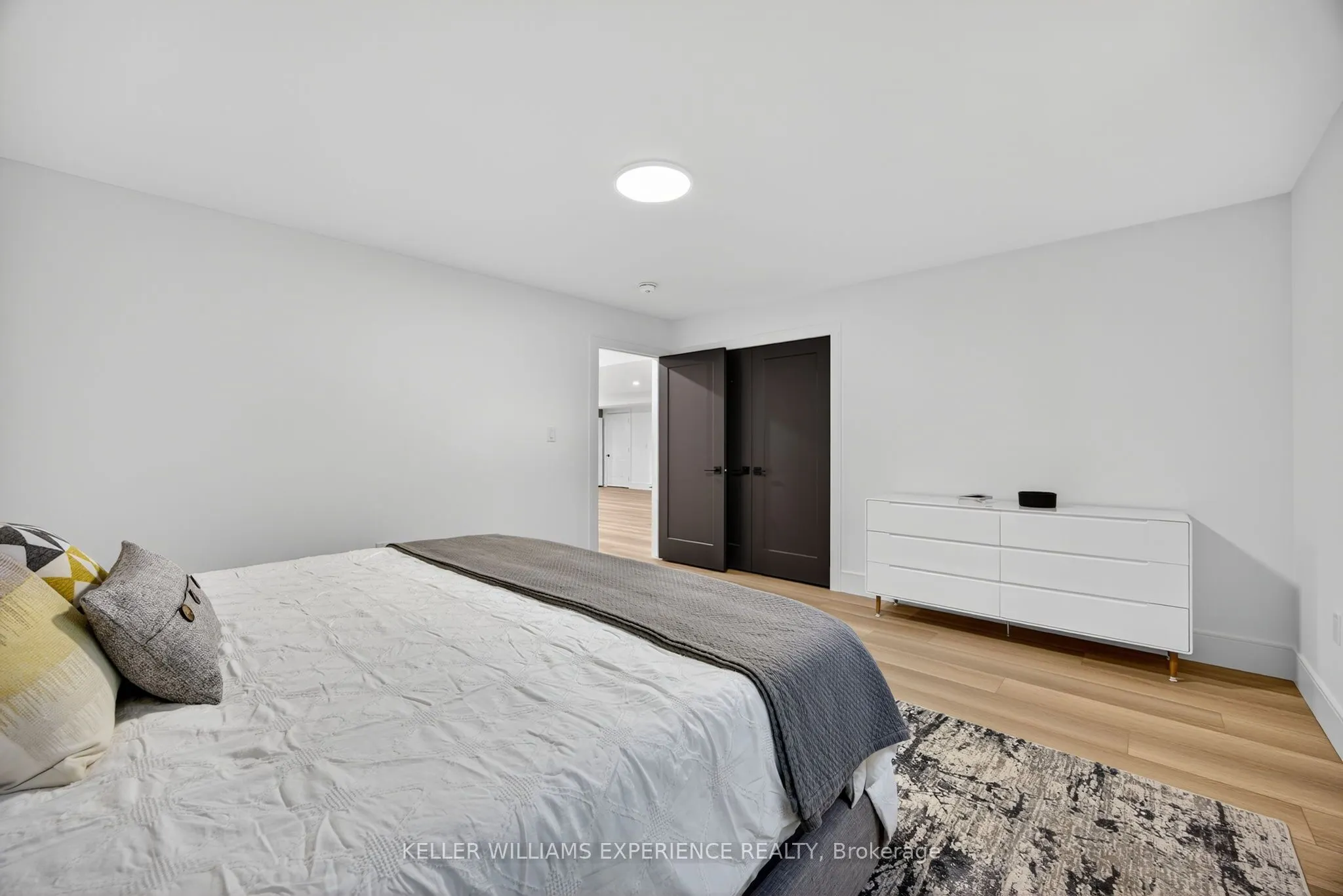 1016 Lakeshore Road E