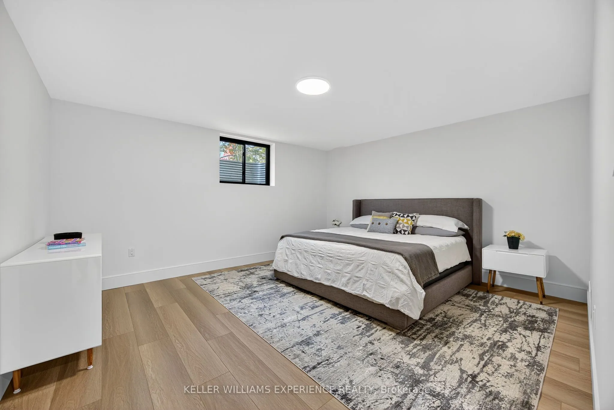1016 Lakeshore Road E