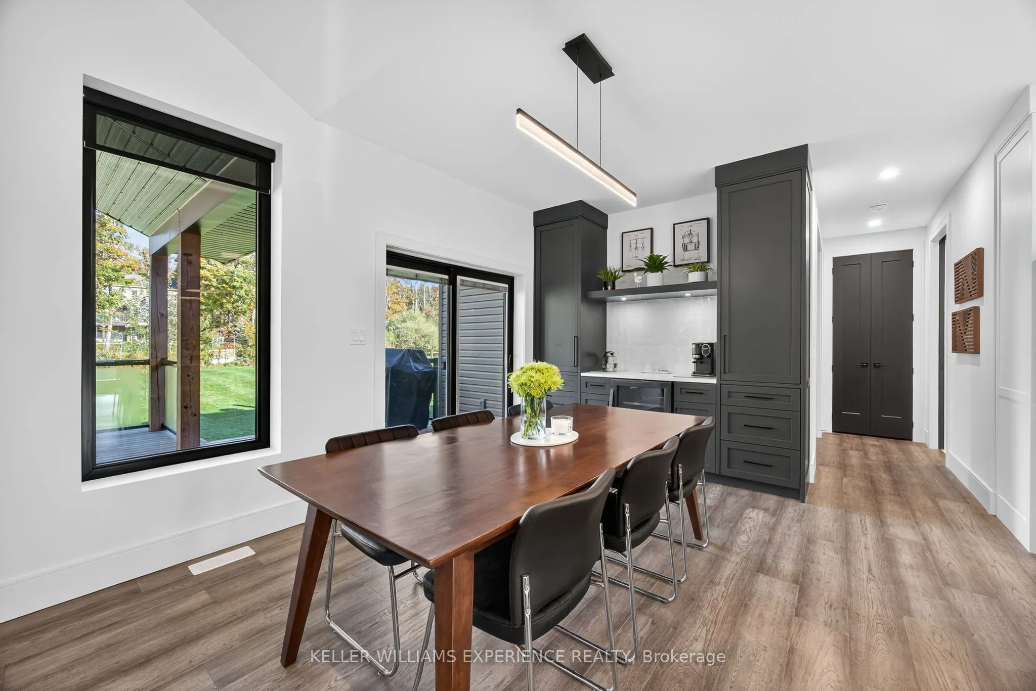 1016 Lakeshore Road E
