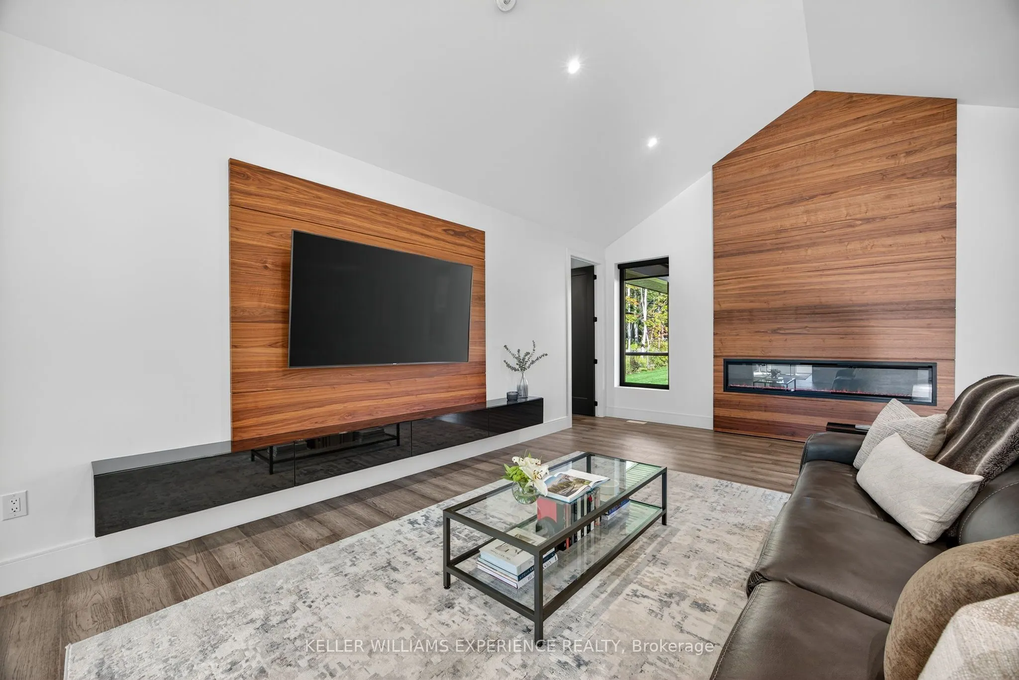 1016 Lakeshore Road E