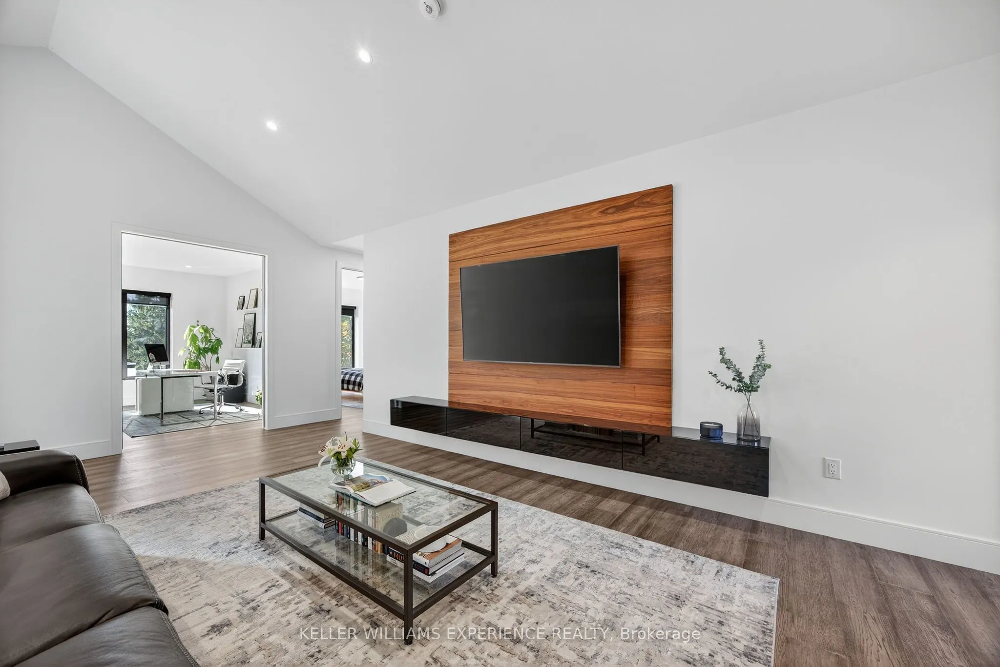 1016 Lakeshore Road E