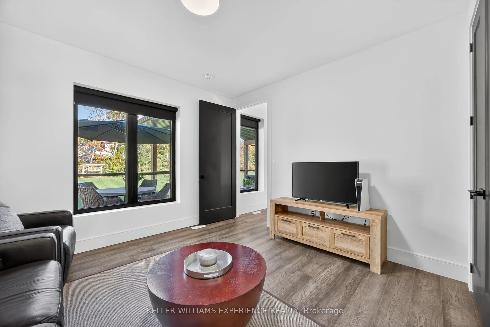 1016 Lakeshore Road E