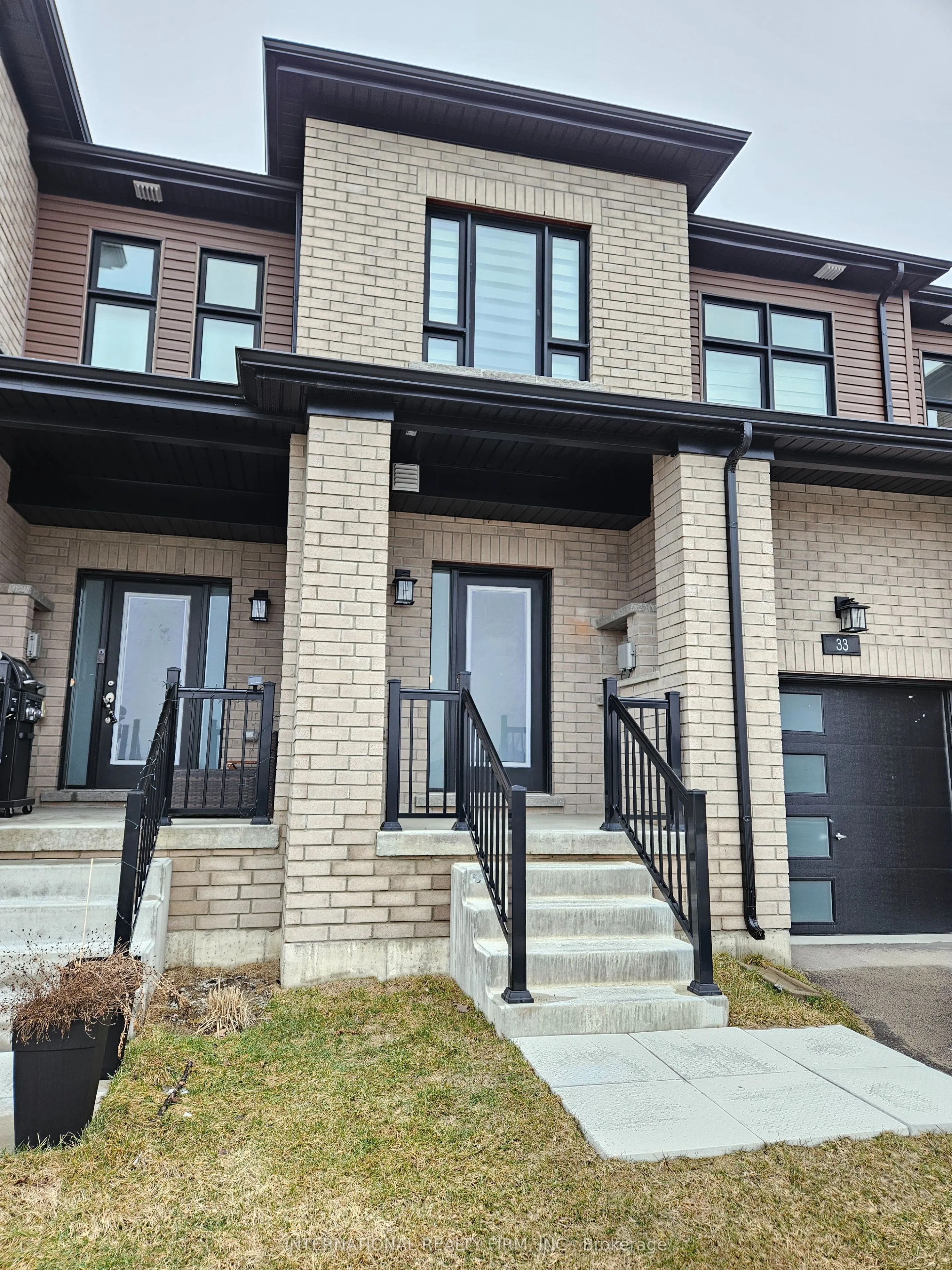 33 Turnberry Lane