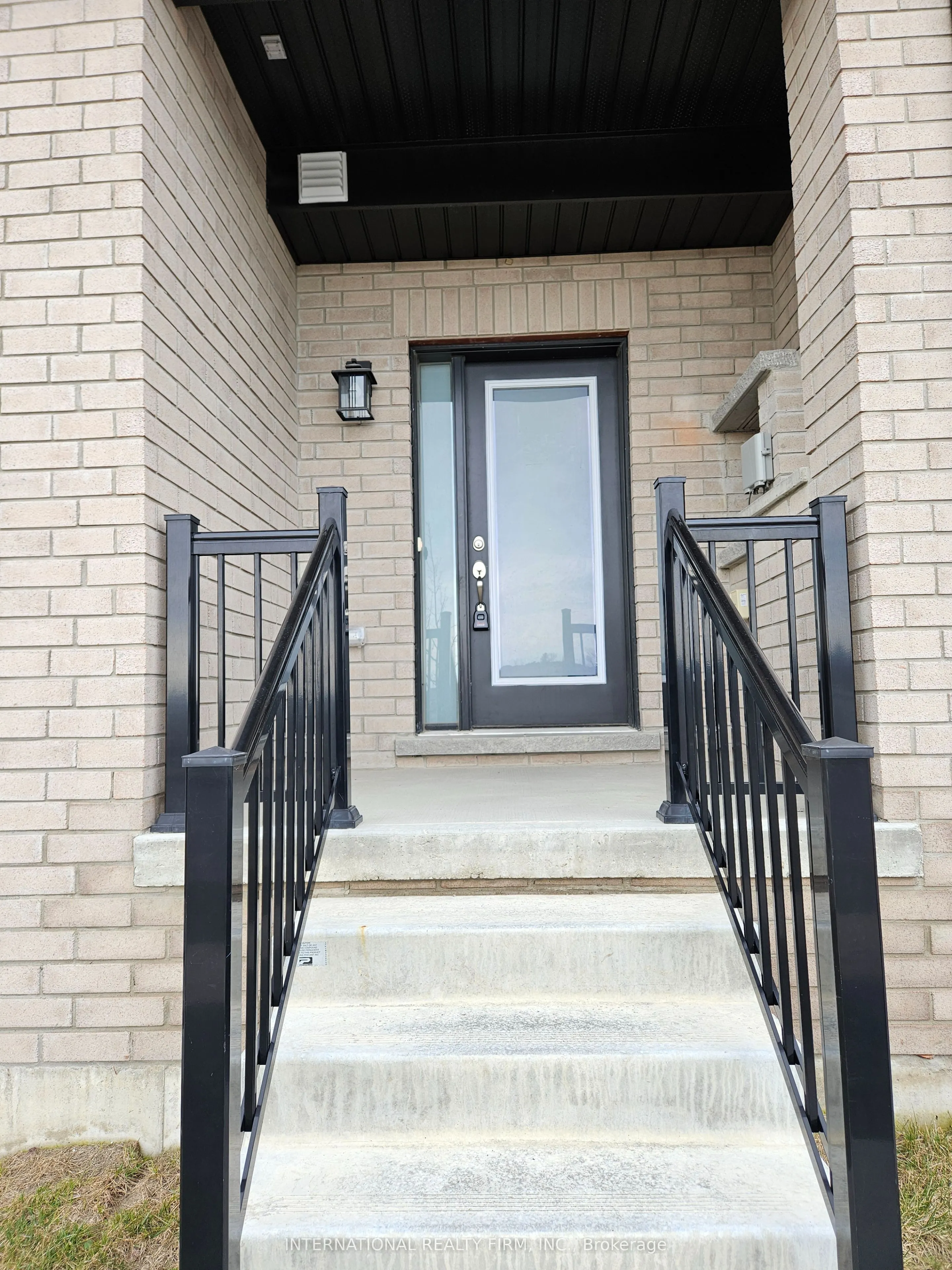 33 Turnberry Lane