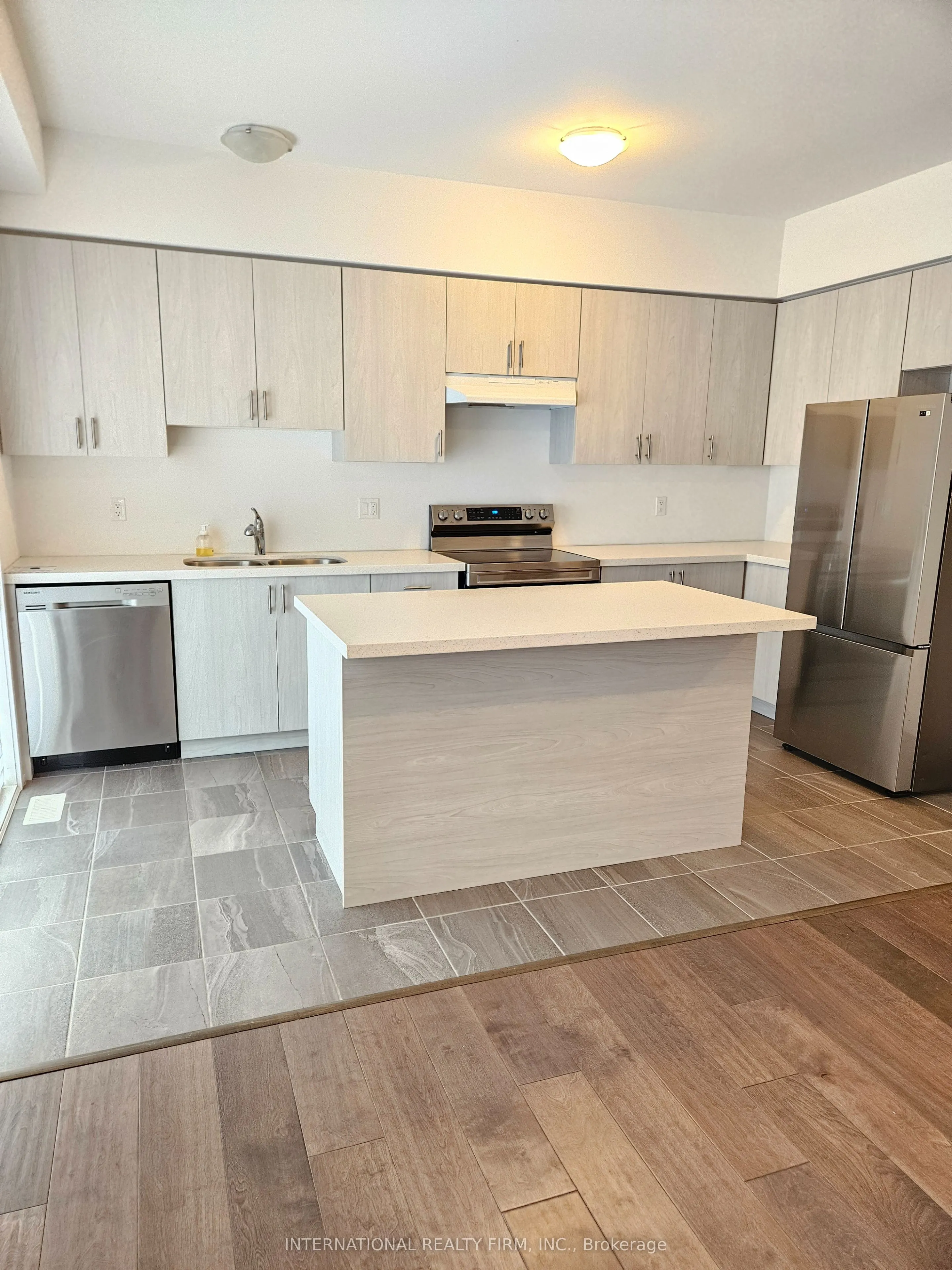 33 Turnberry Lane