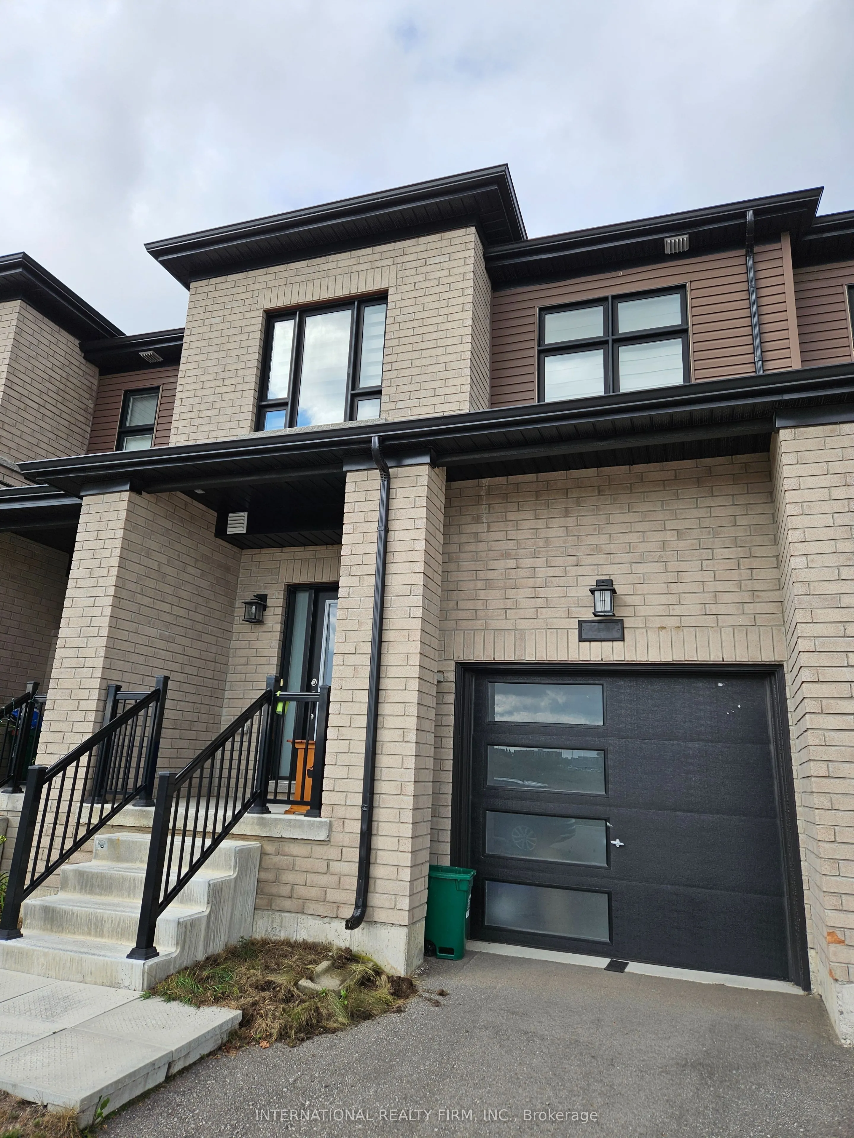 33 Turnberry Lane