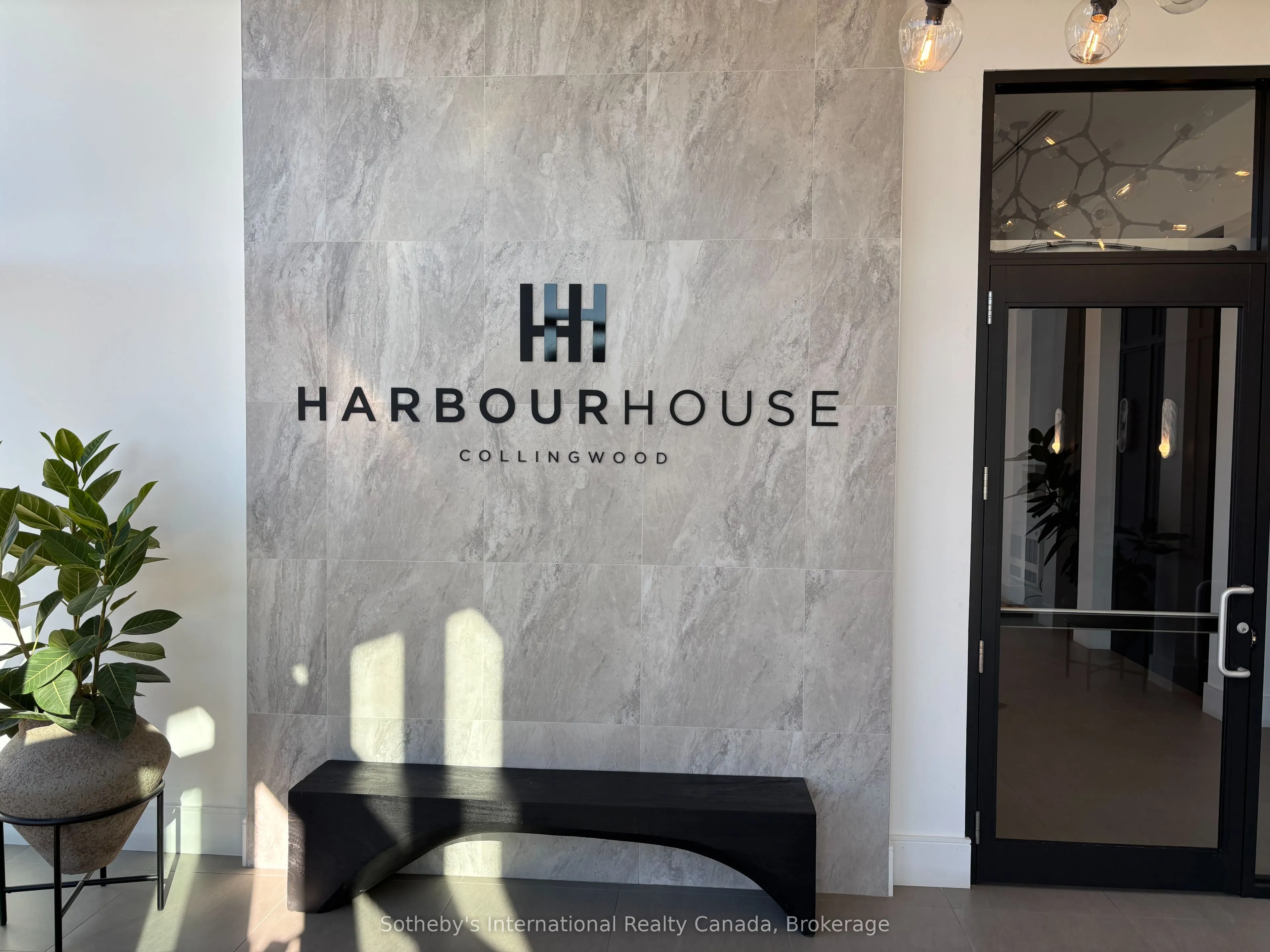 31 Huron Street, #206