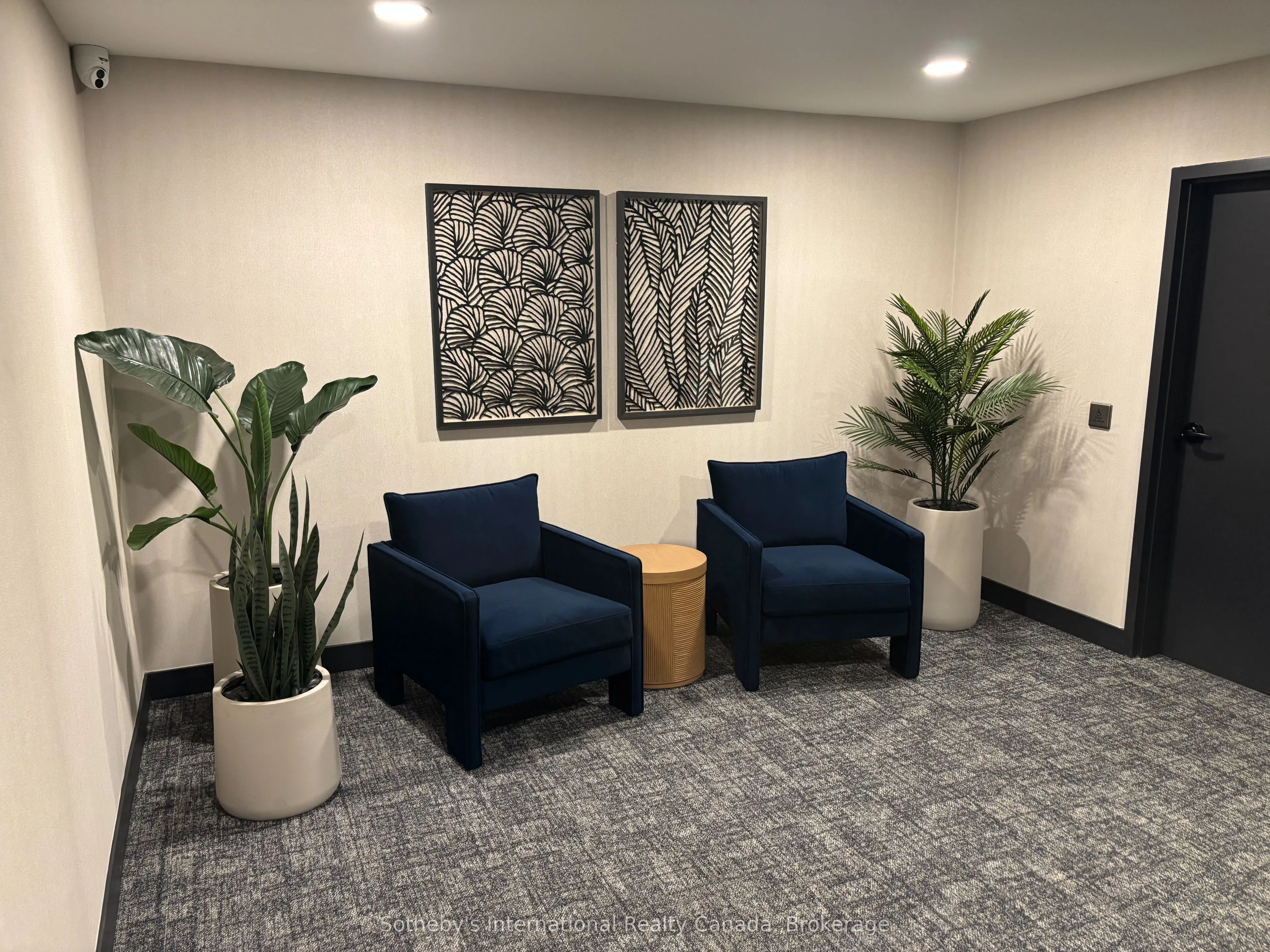 31 Huron Street, #206