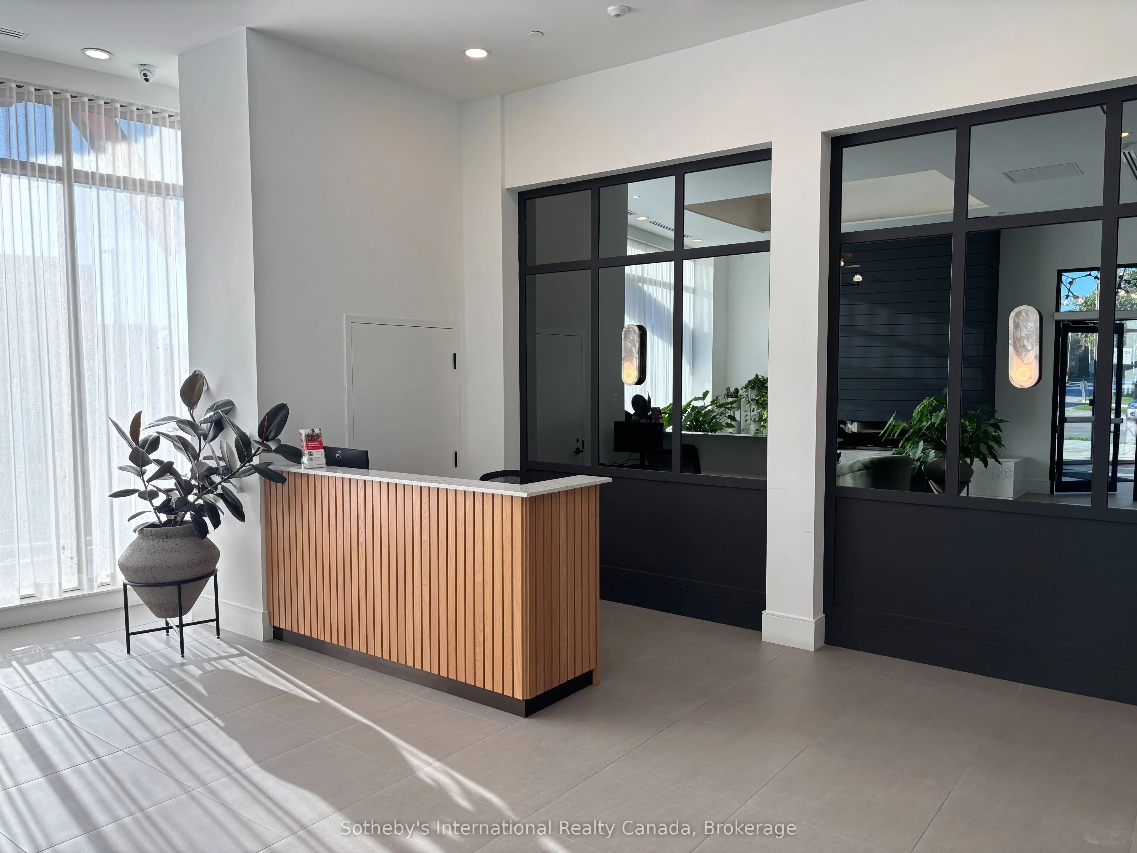 31 Huron Street, #206