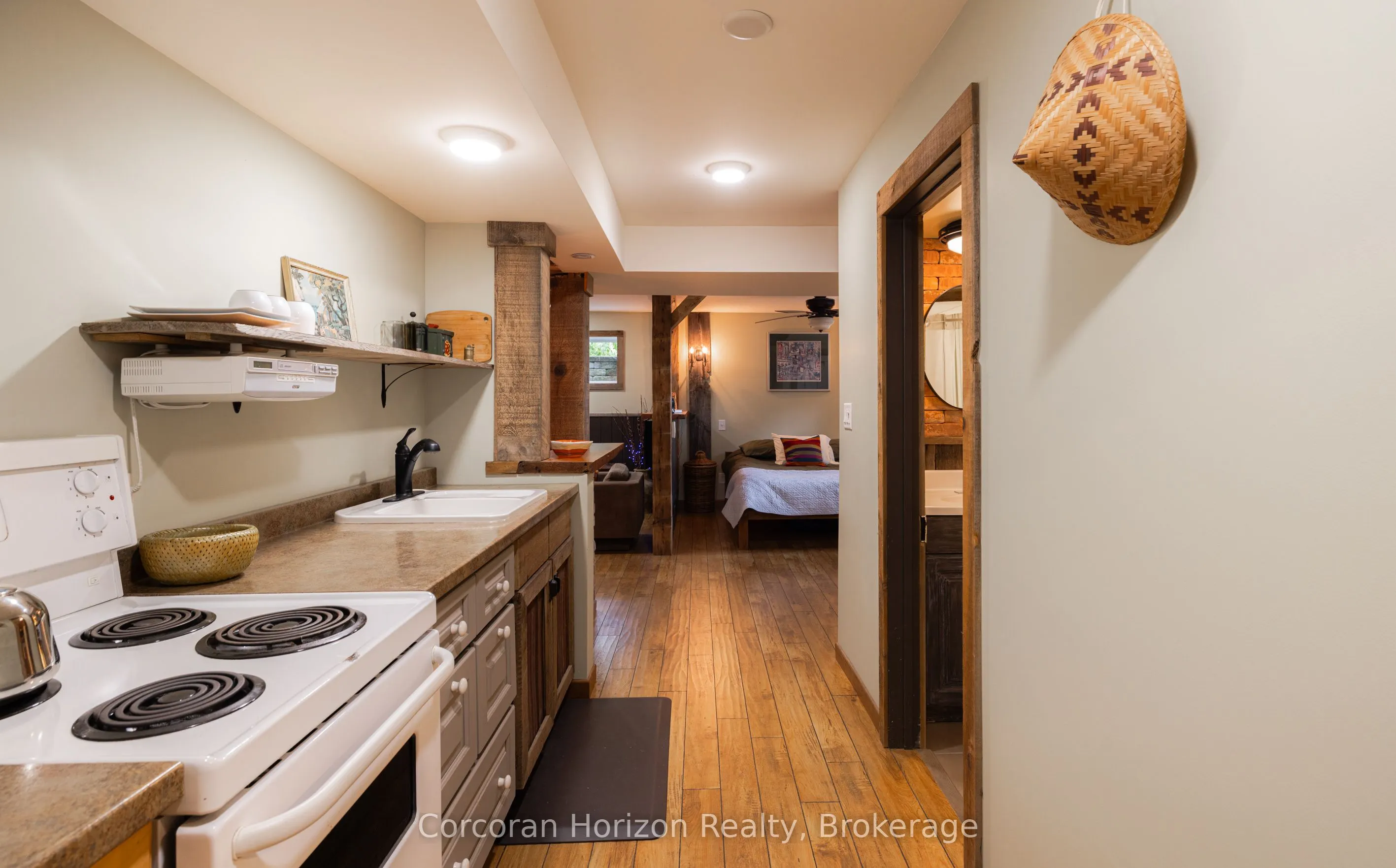 707 Peter Street W