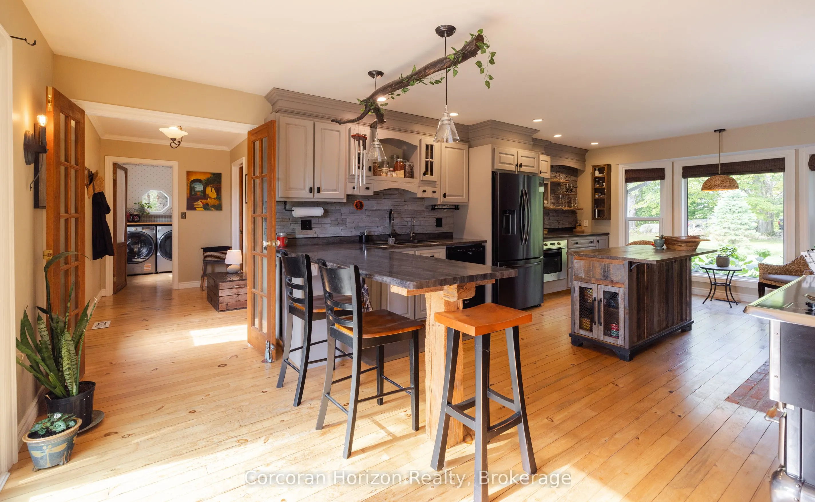 707 Peter Street W
