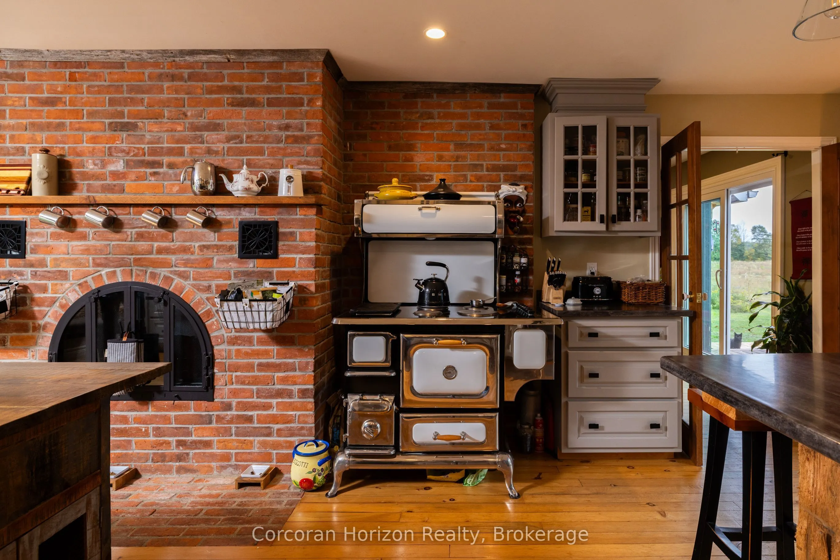 707 Peter Street W