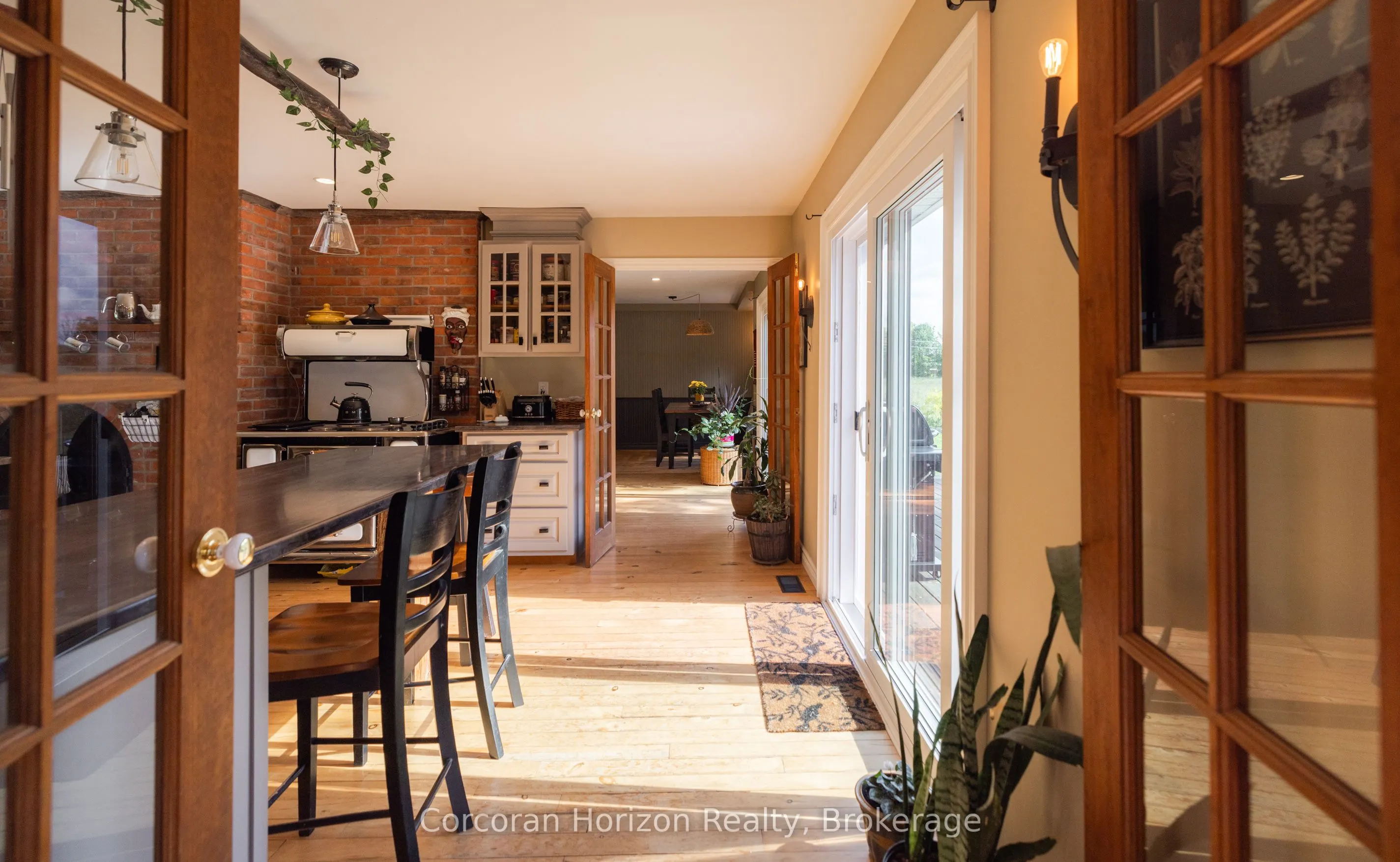 707 Peter Street W