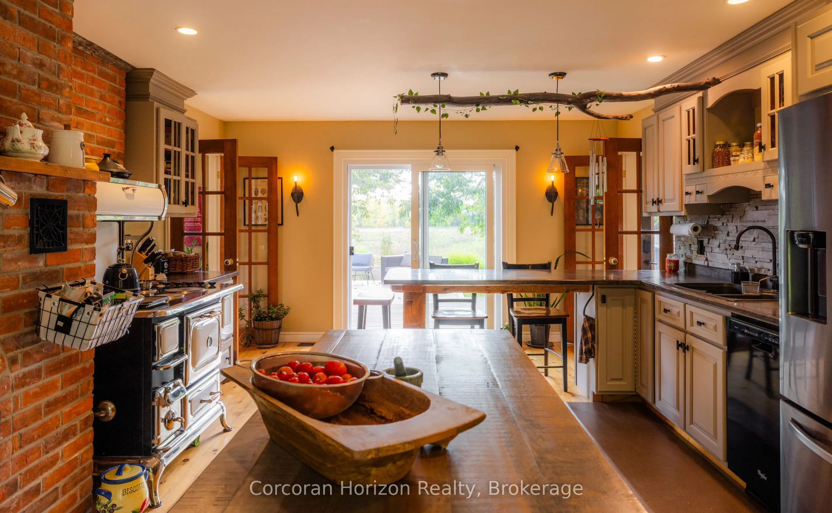 707 Peter Street W