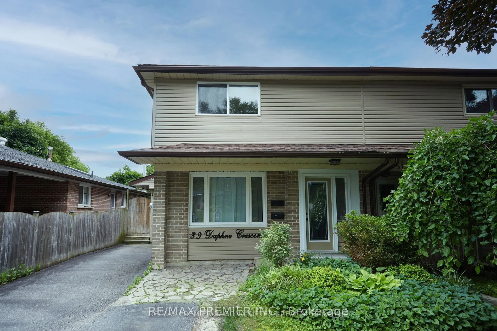 39 Daphne Crescent