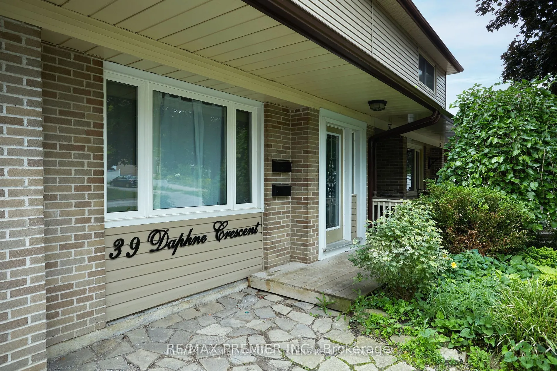 39 Daphne Crescent
