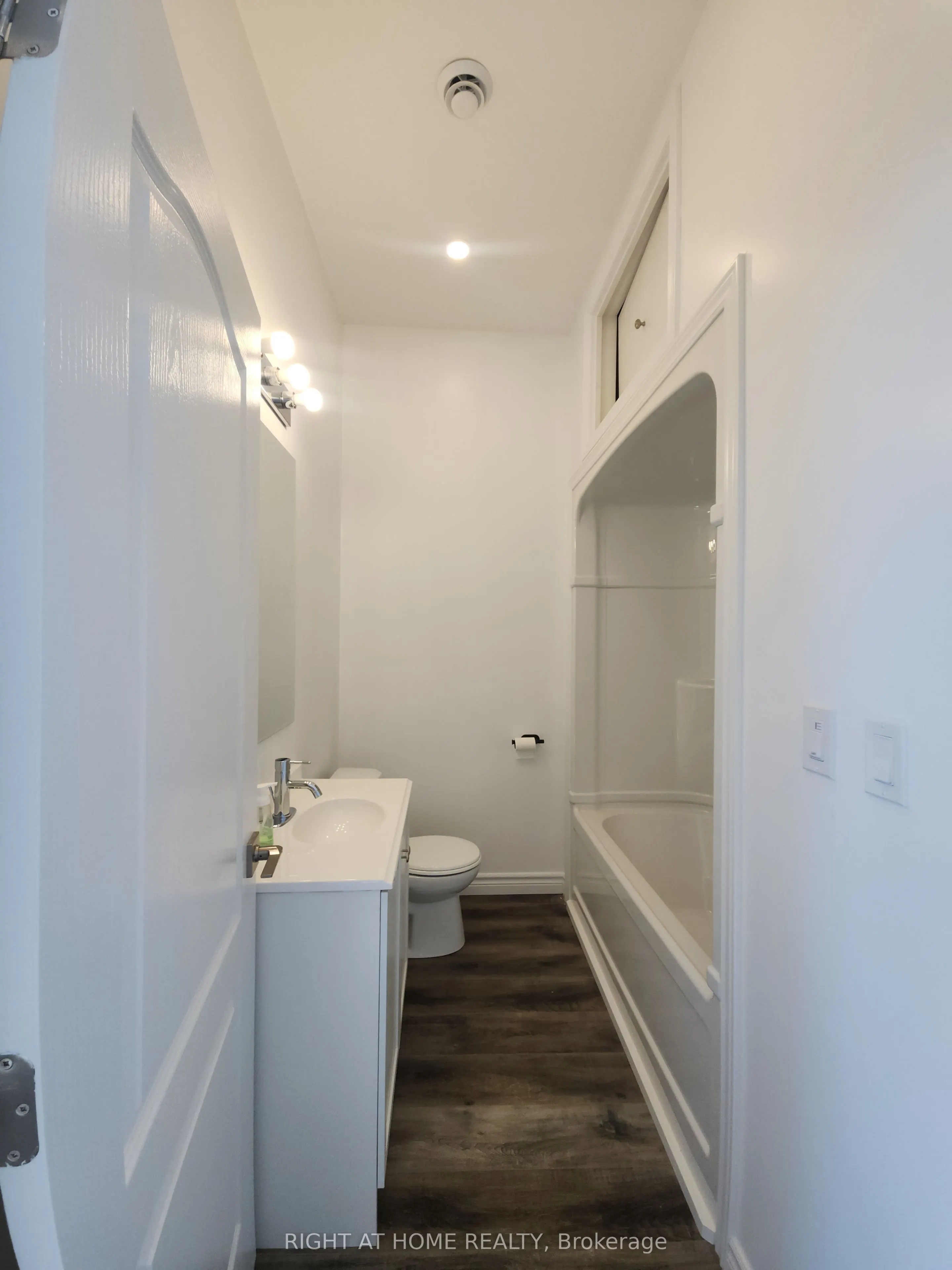 9 Queen Street W, #201