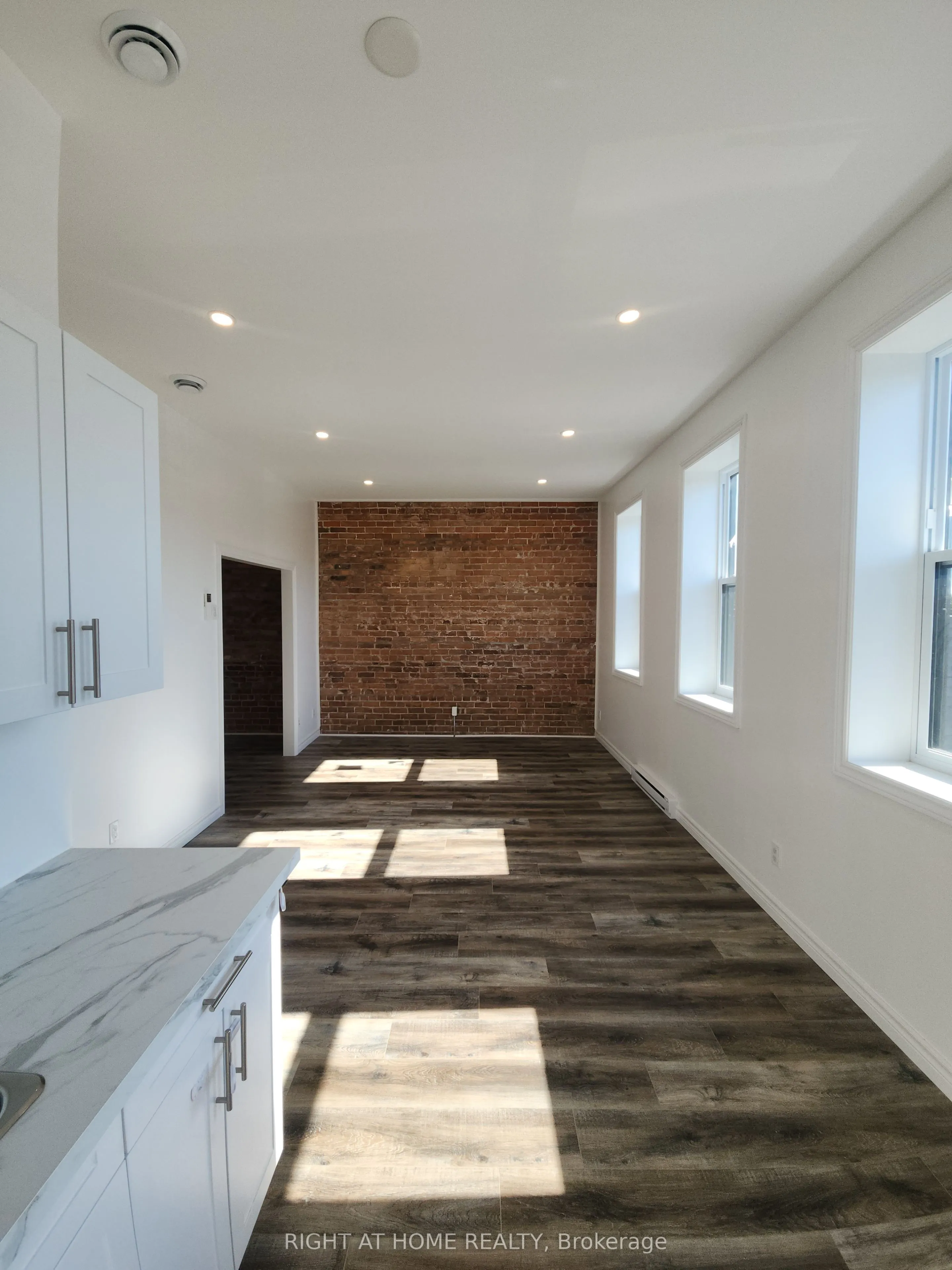 9 Queen Street W, #201