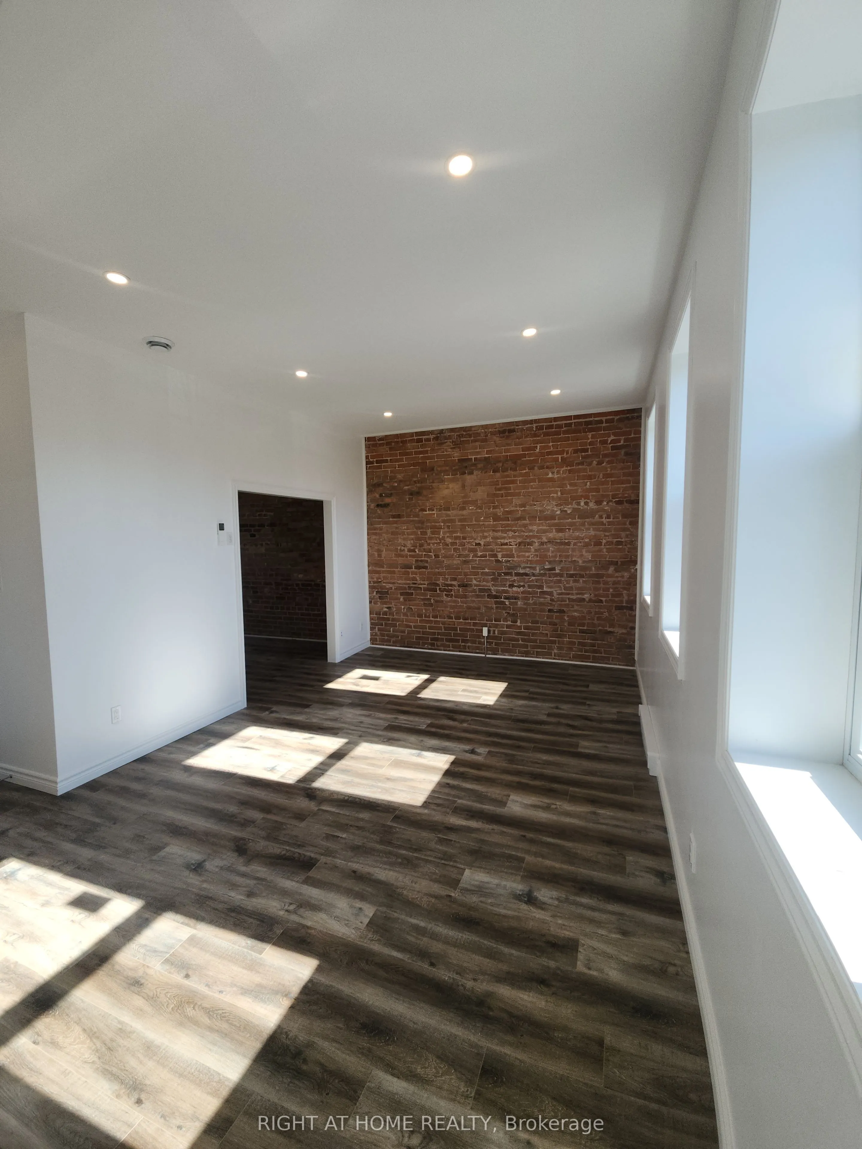 9 Queen Street W, #201