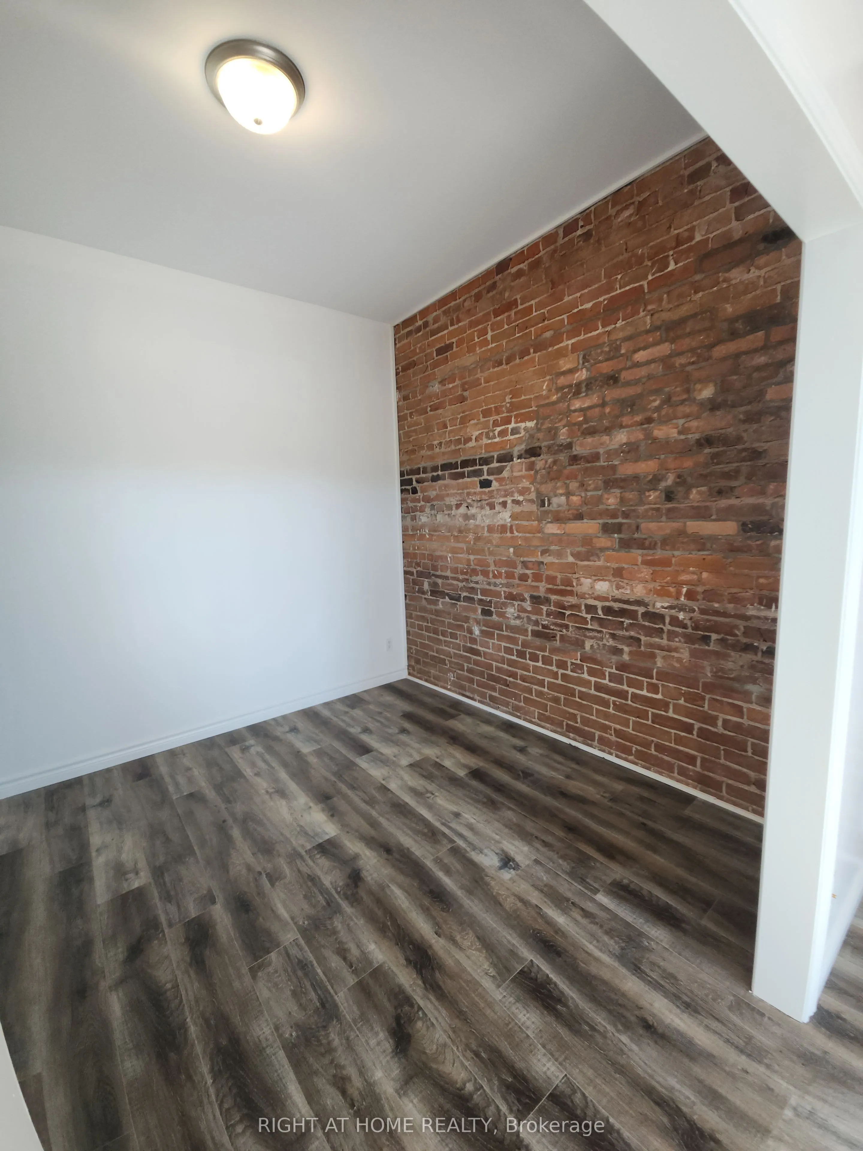 9 Queen Street W, #201