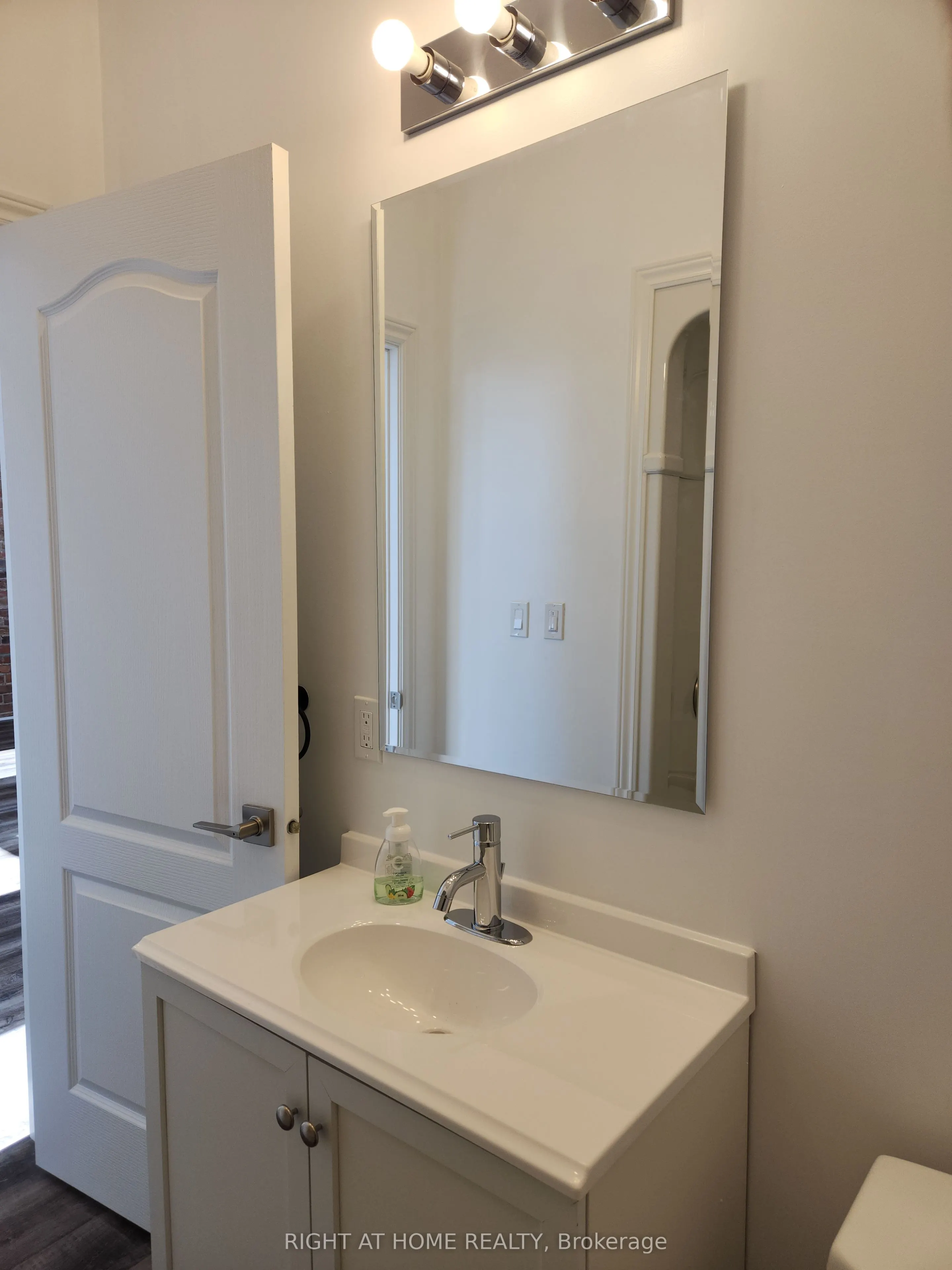 9 Queen Street W, #201