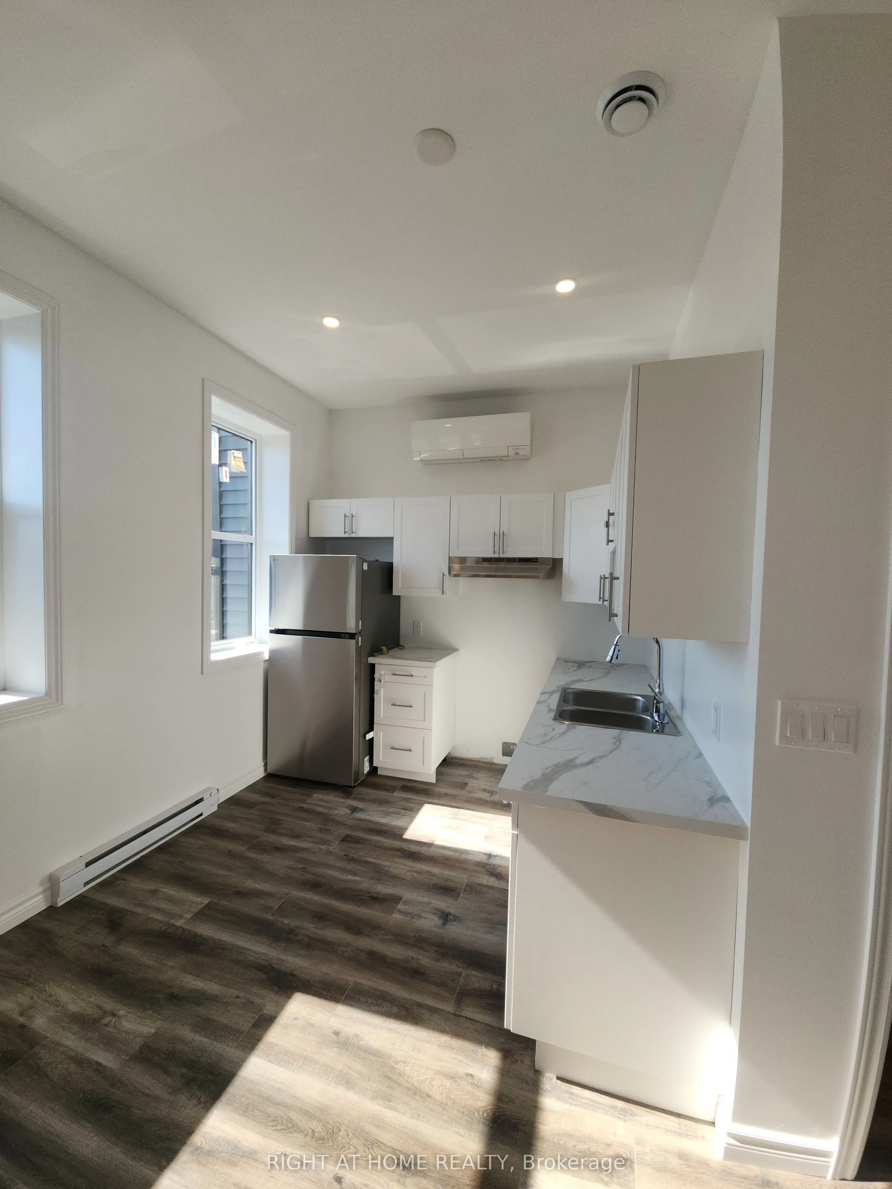 9 Queen Street W, #201
