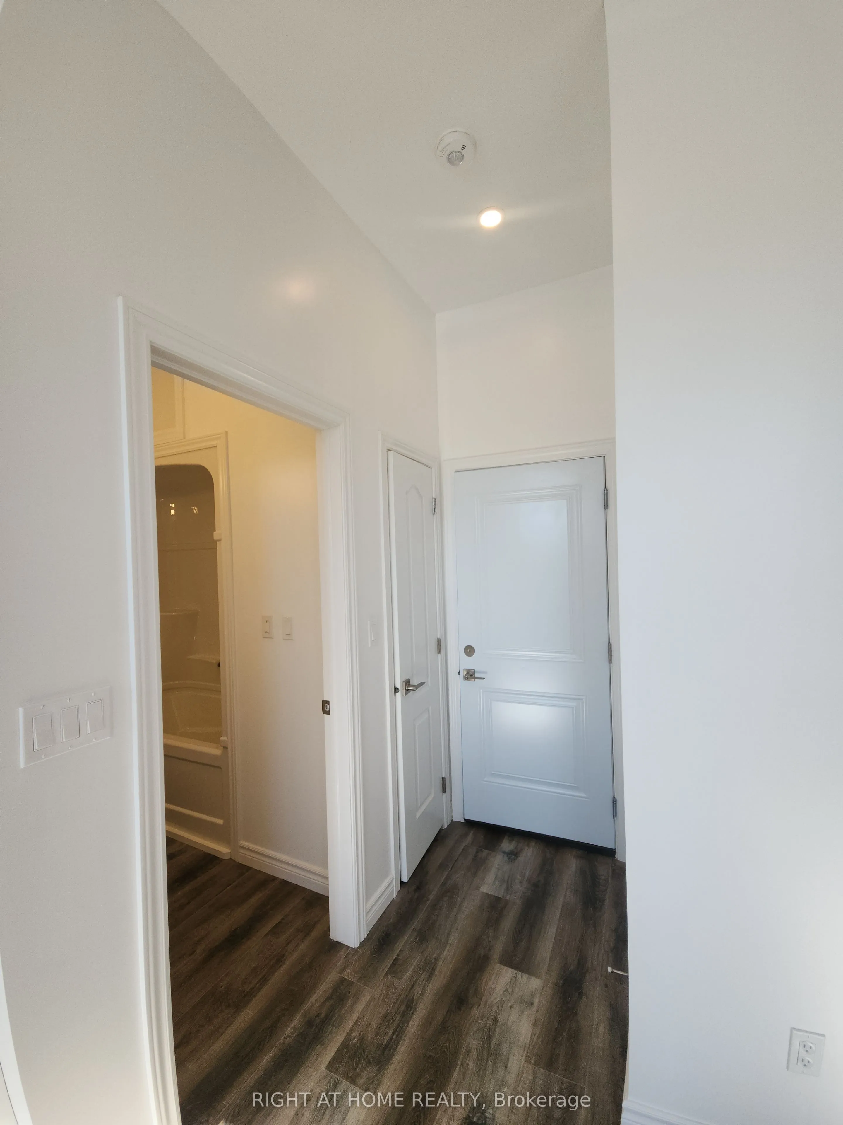 9 Queen Street W, #201