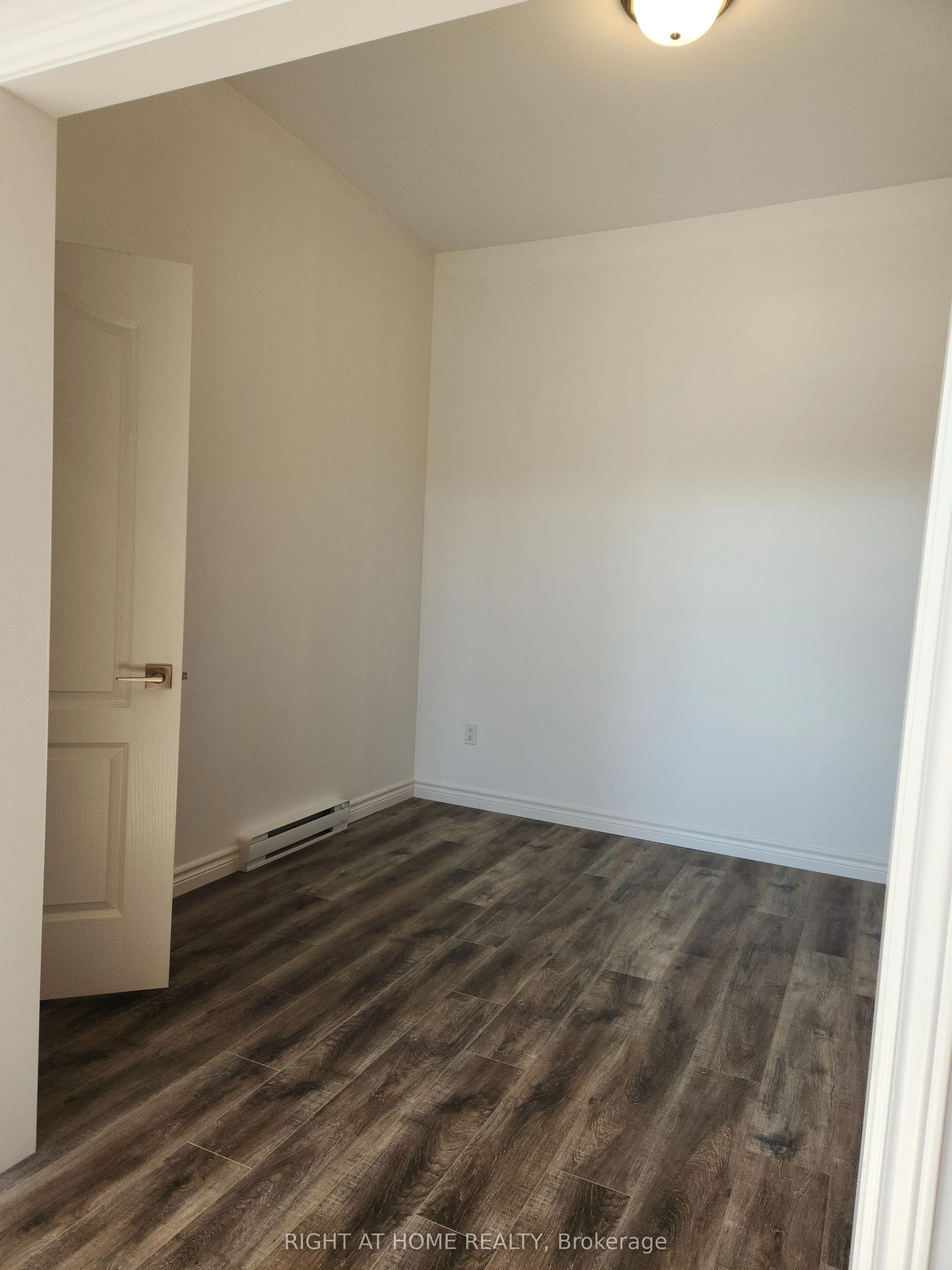 9 Queen Street W, #201
