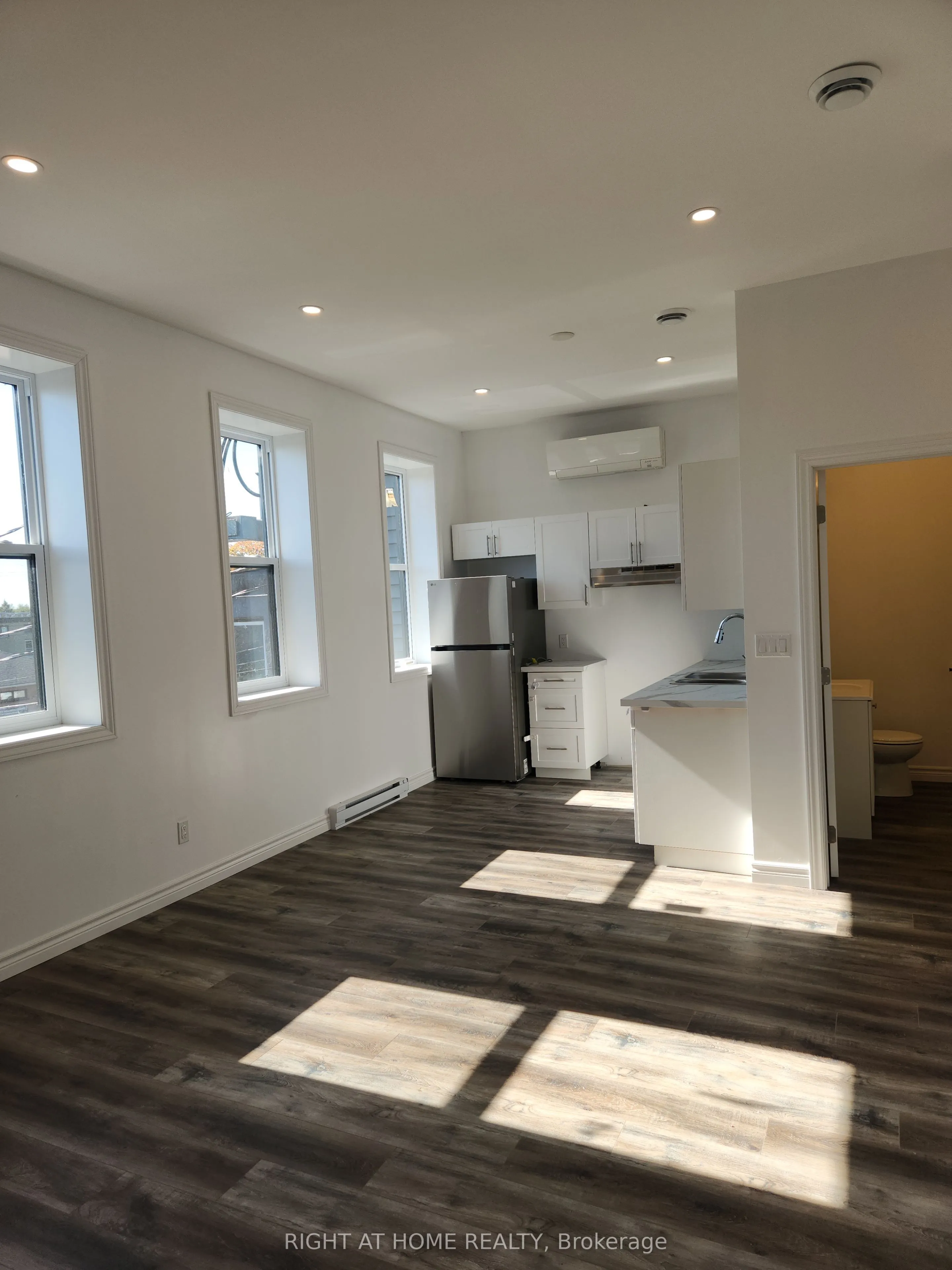 9 Queen Street W, #201