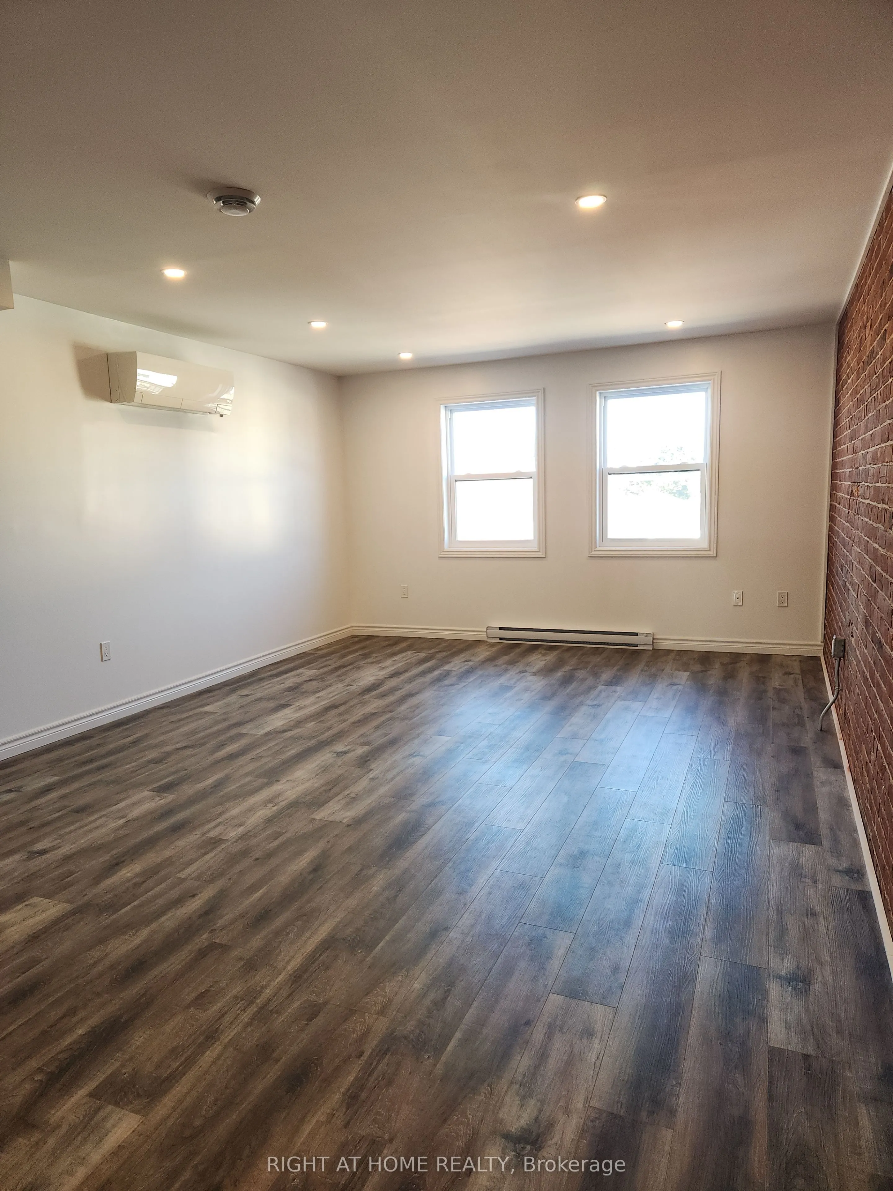 9 Queen Street W, #203