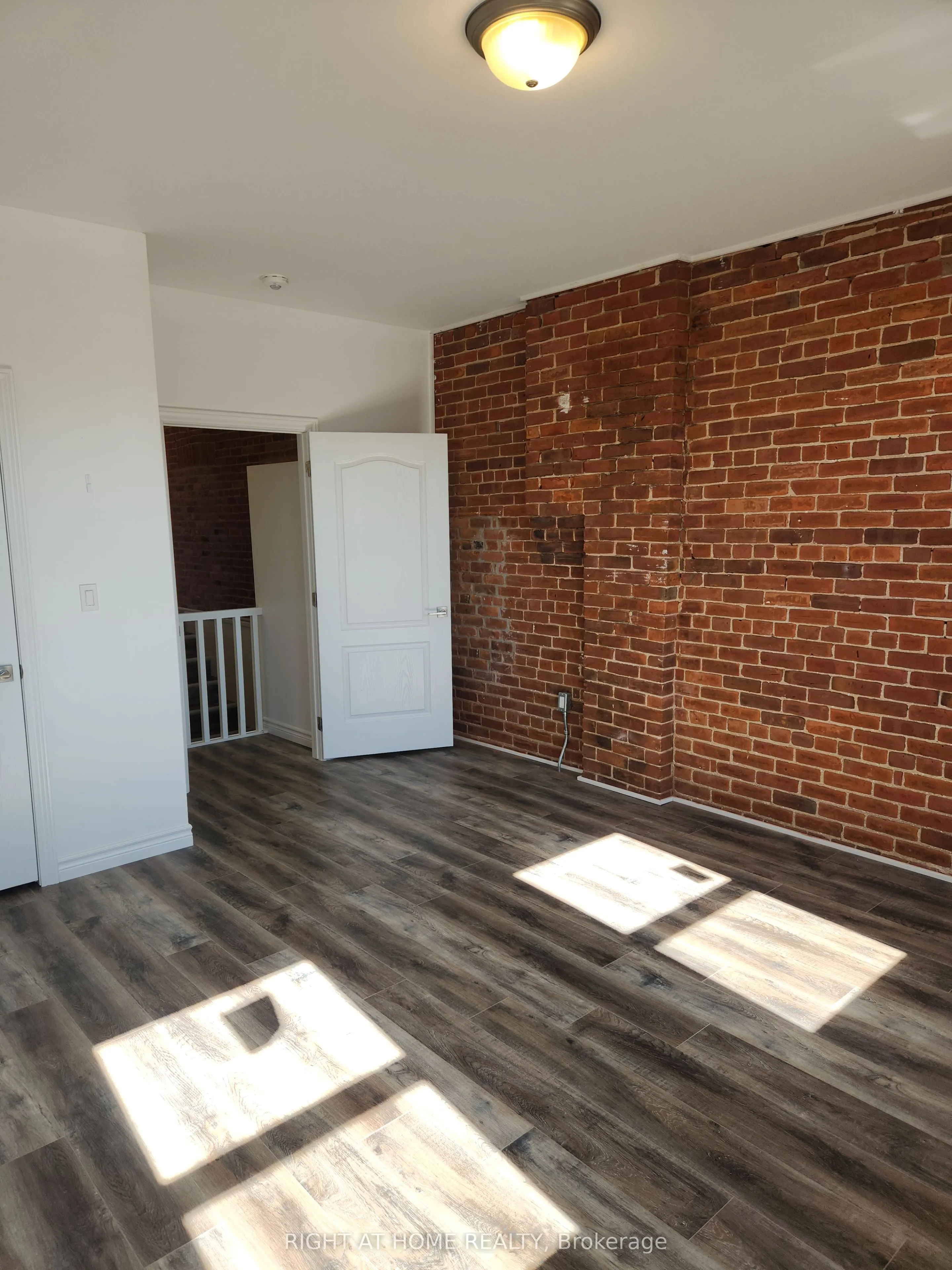 9 Queen Street W, #203
