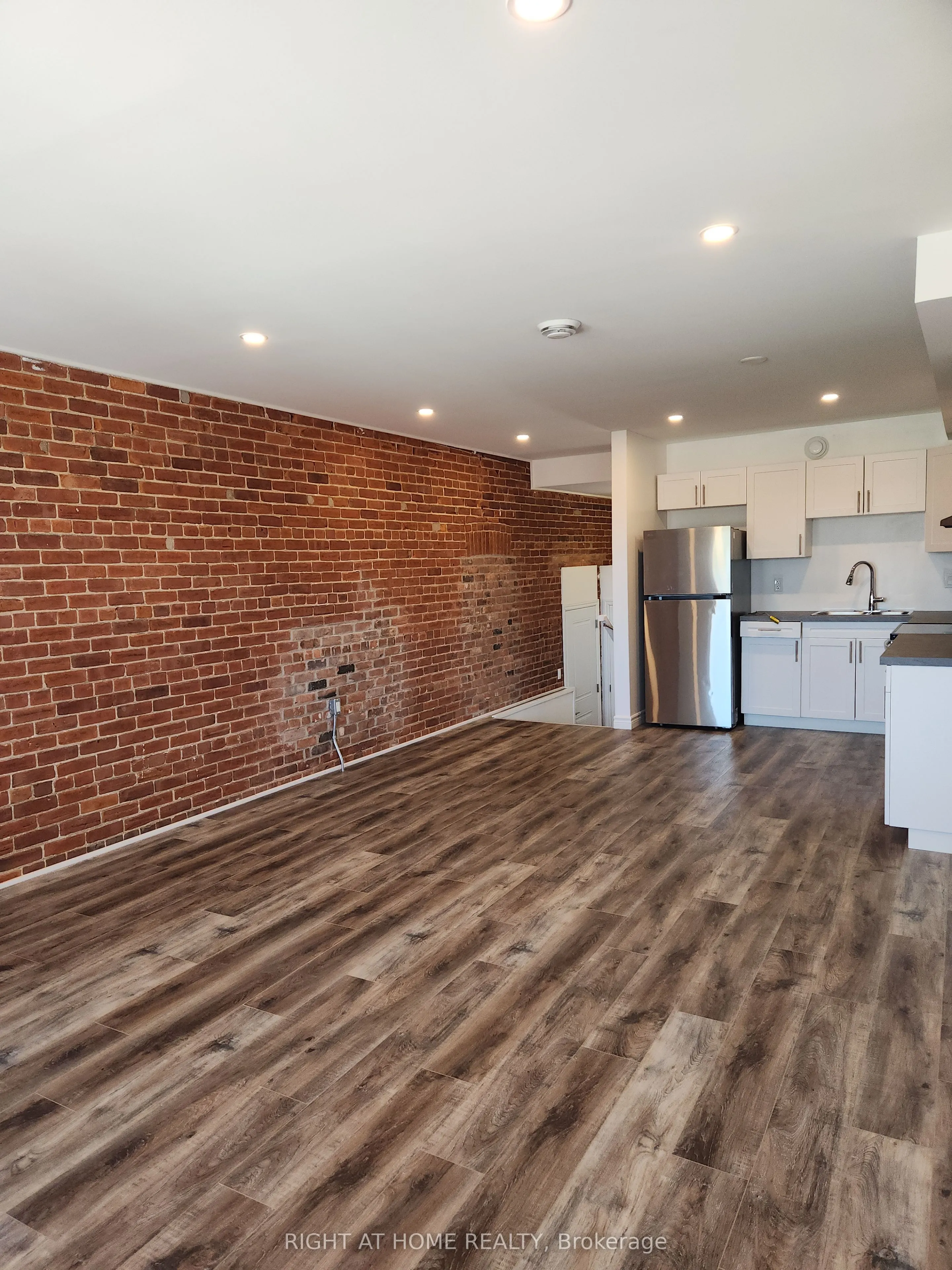 9 Queen Street W, #203