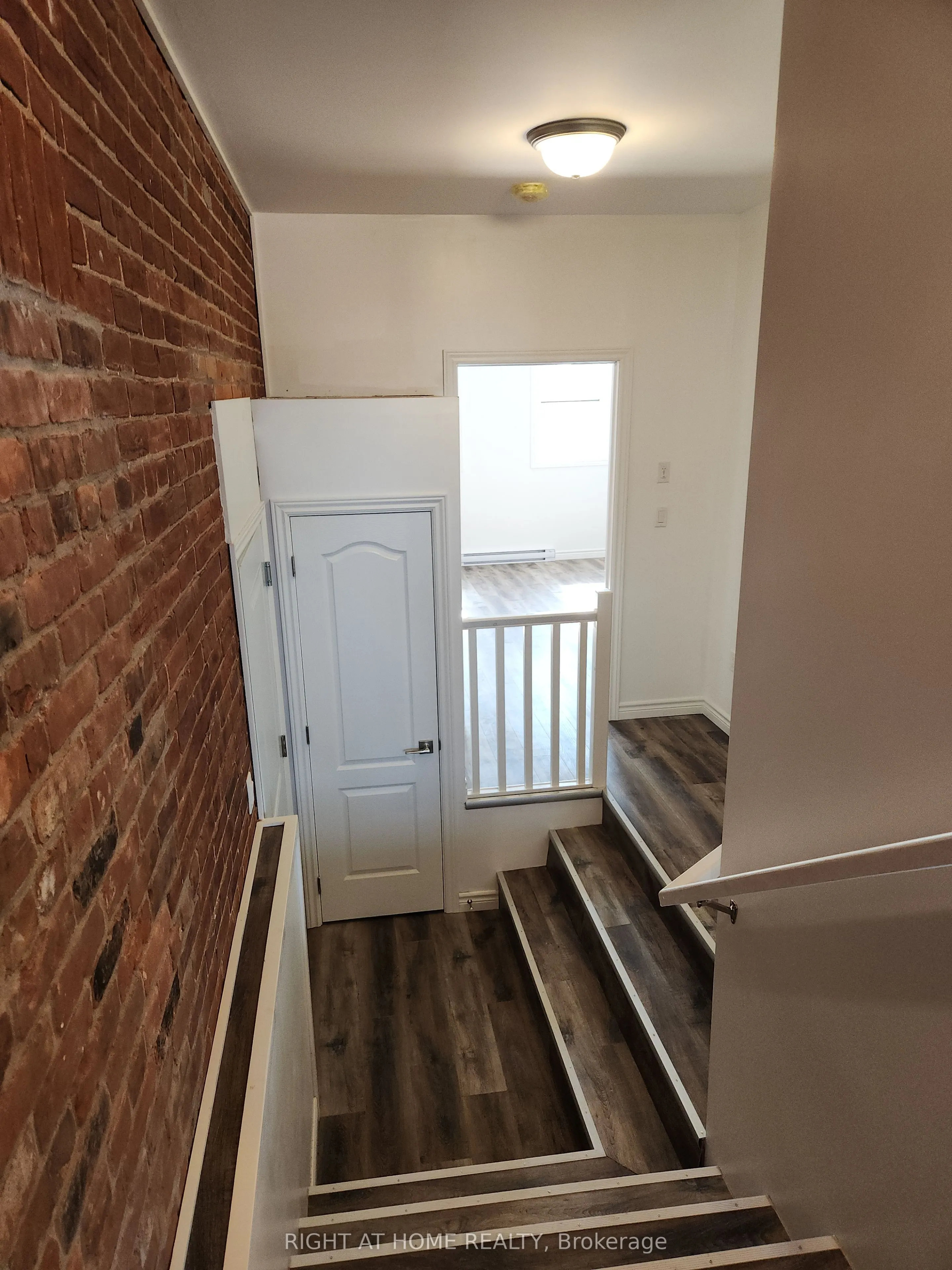 9 Queen Street W, #203