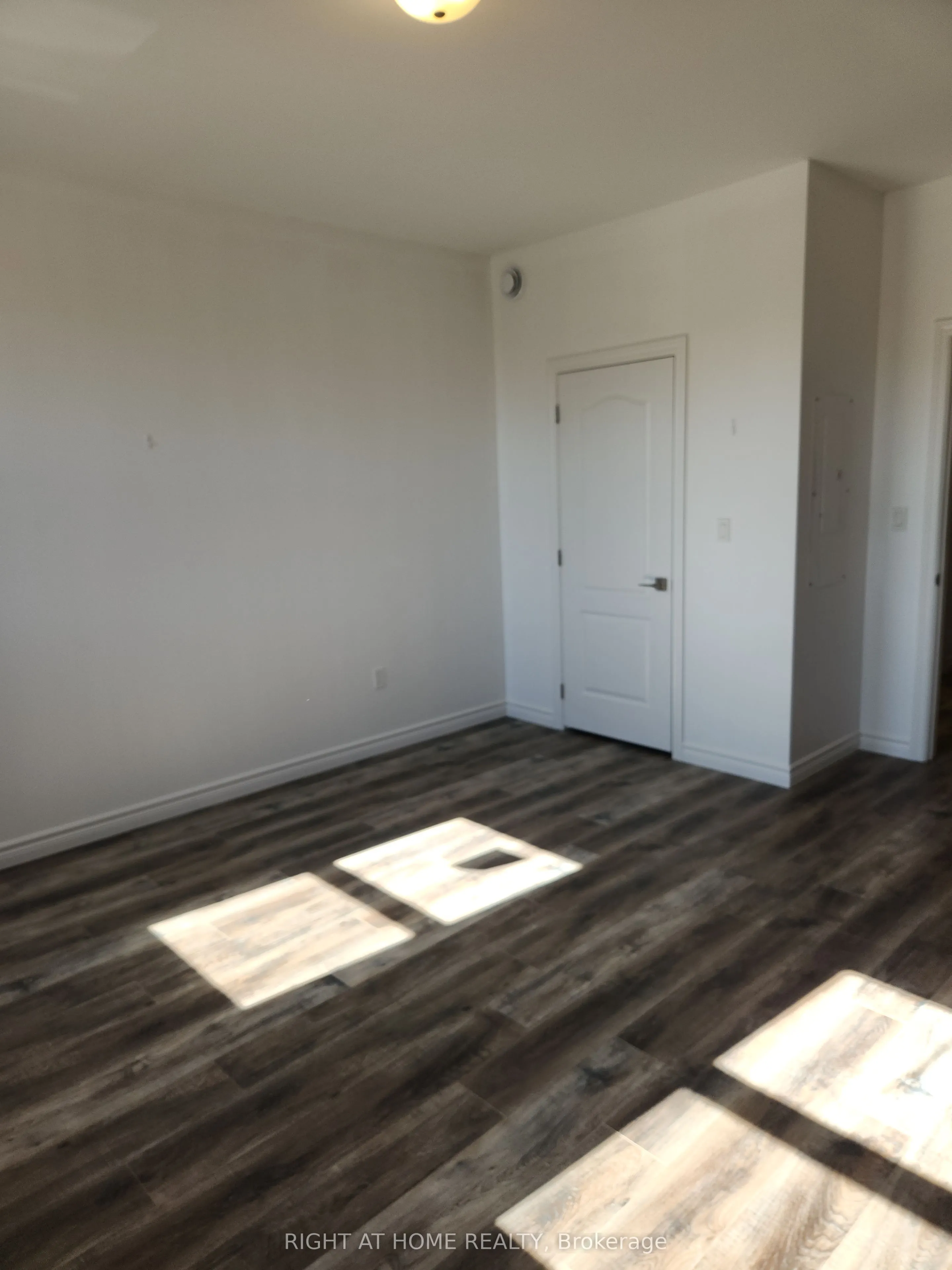 9 Queen Street W, #203