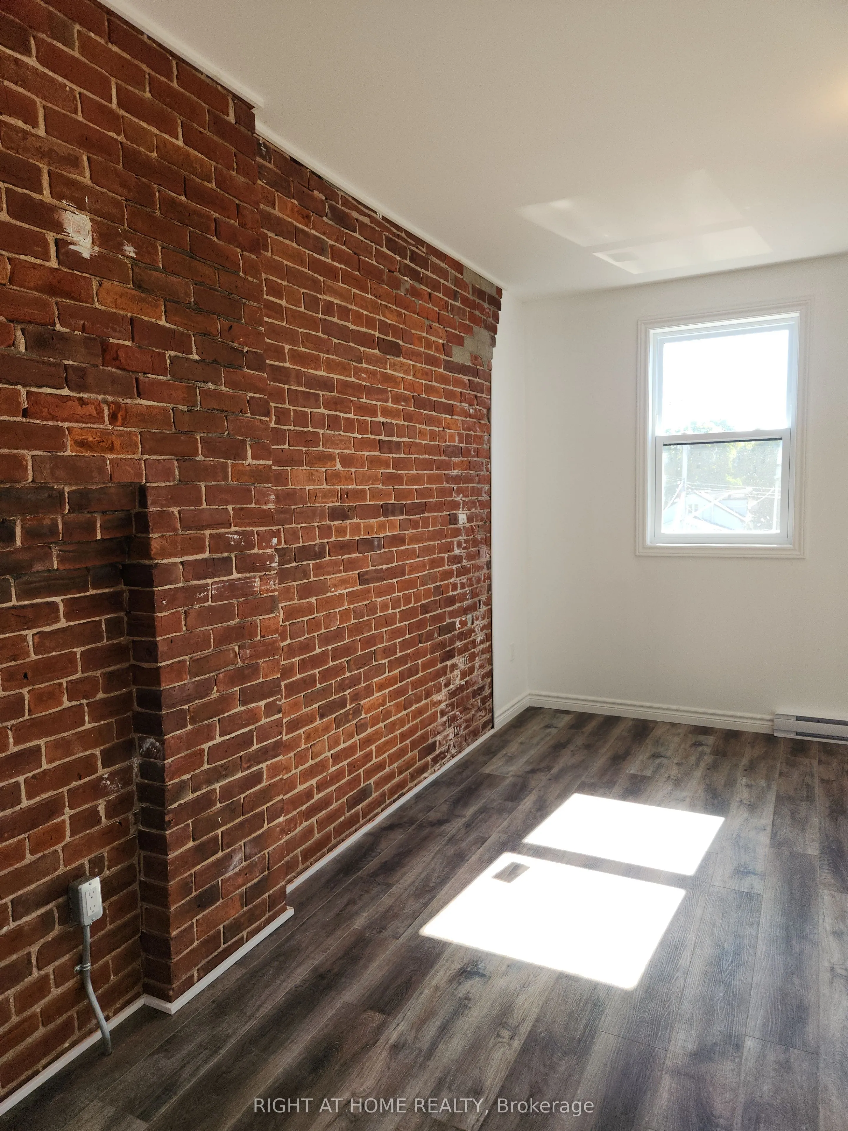 9 Queen Street W, #203