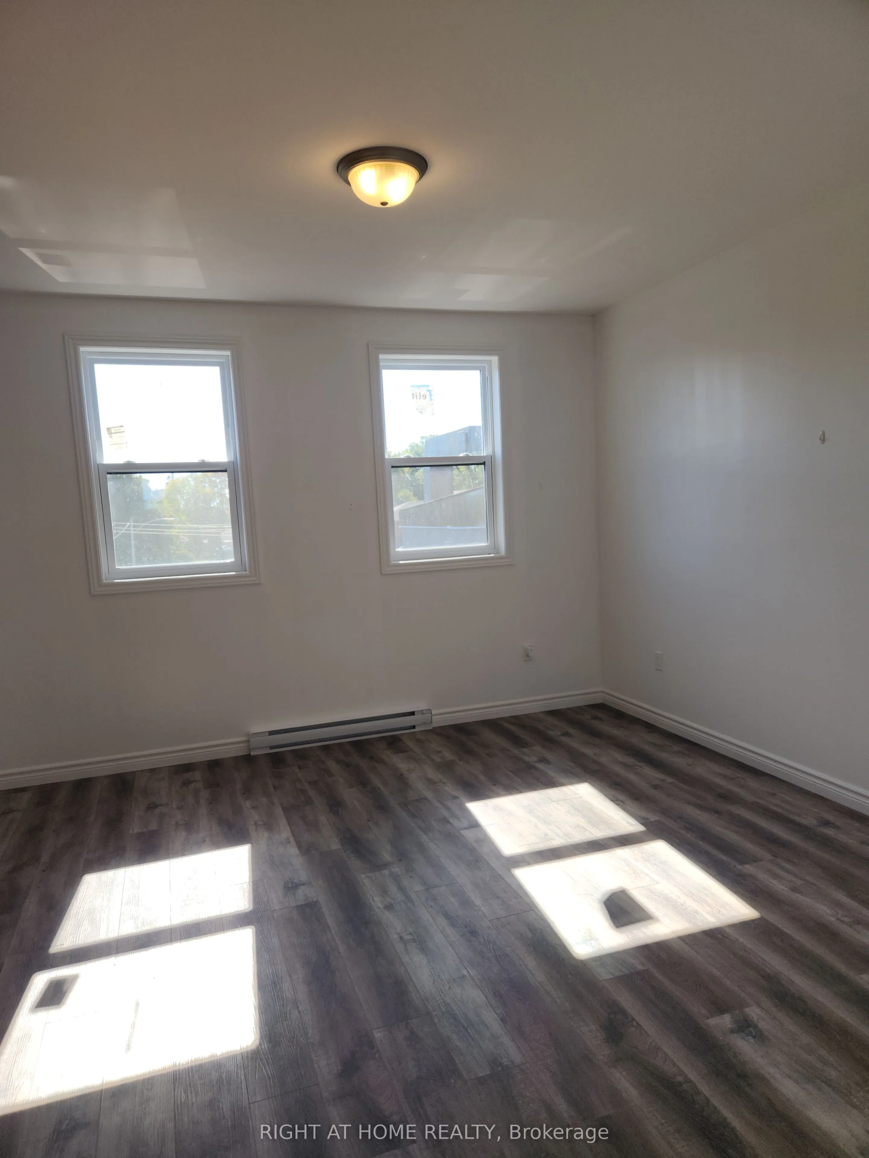 9 Queen Street W, #203