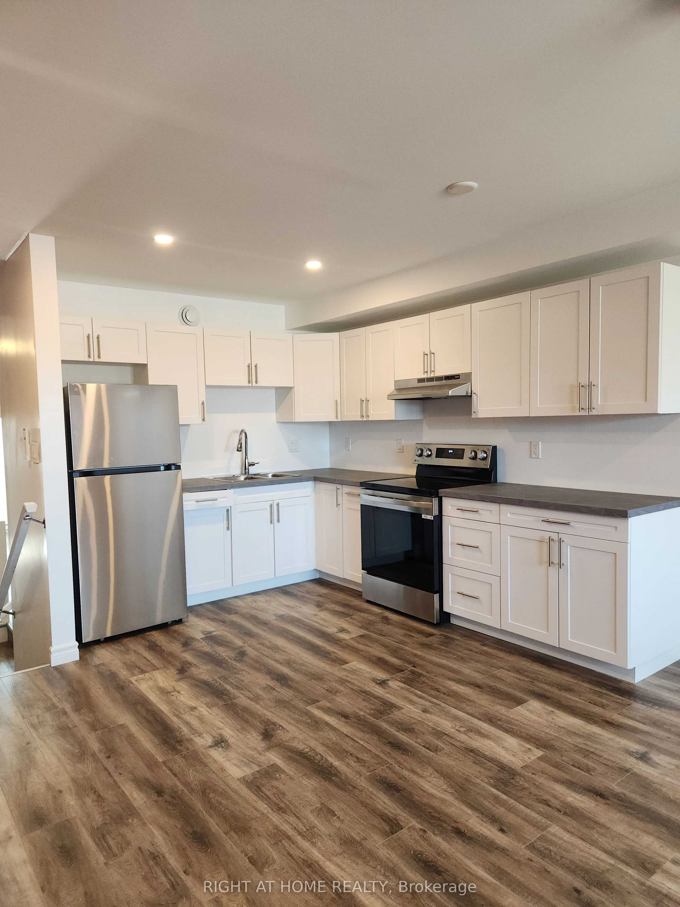 9 Queen Street W, #203