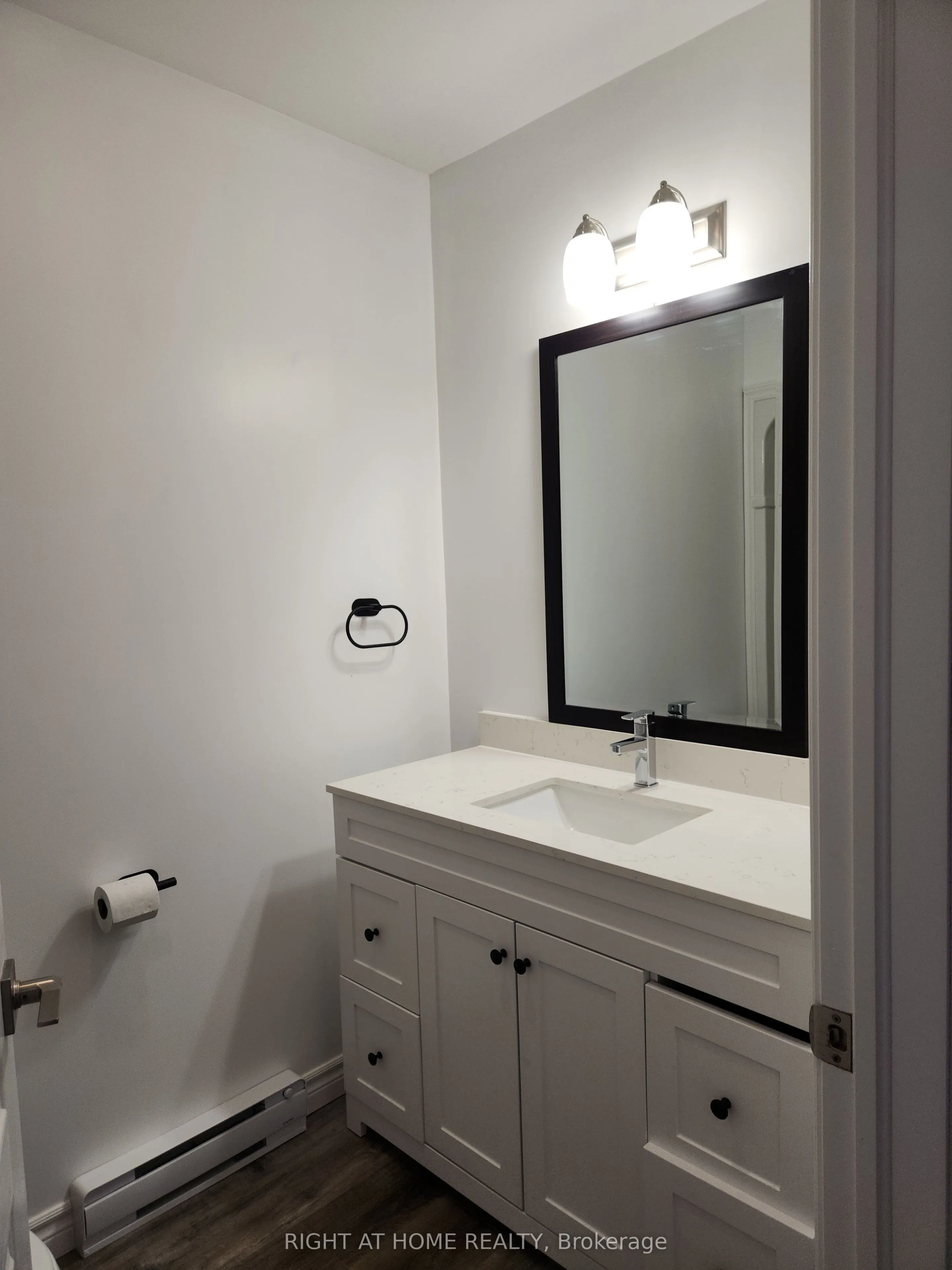 9 Queen Street W, #203