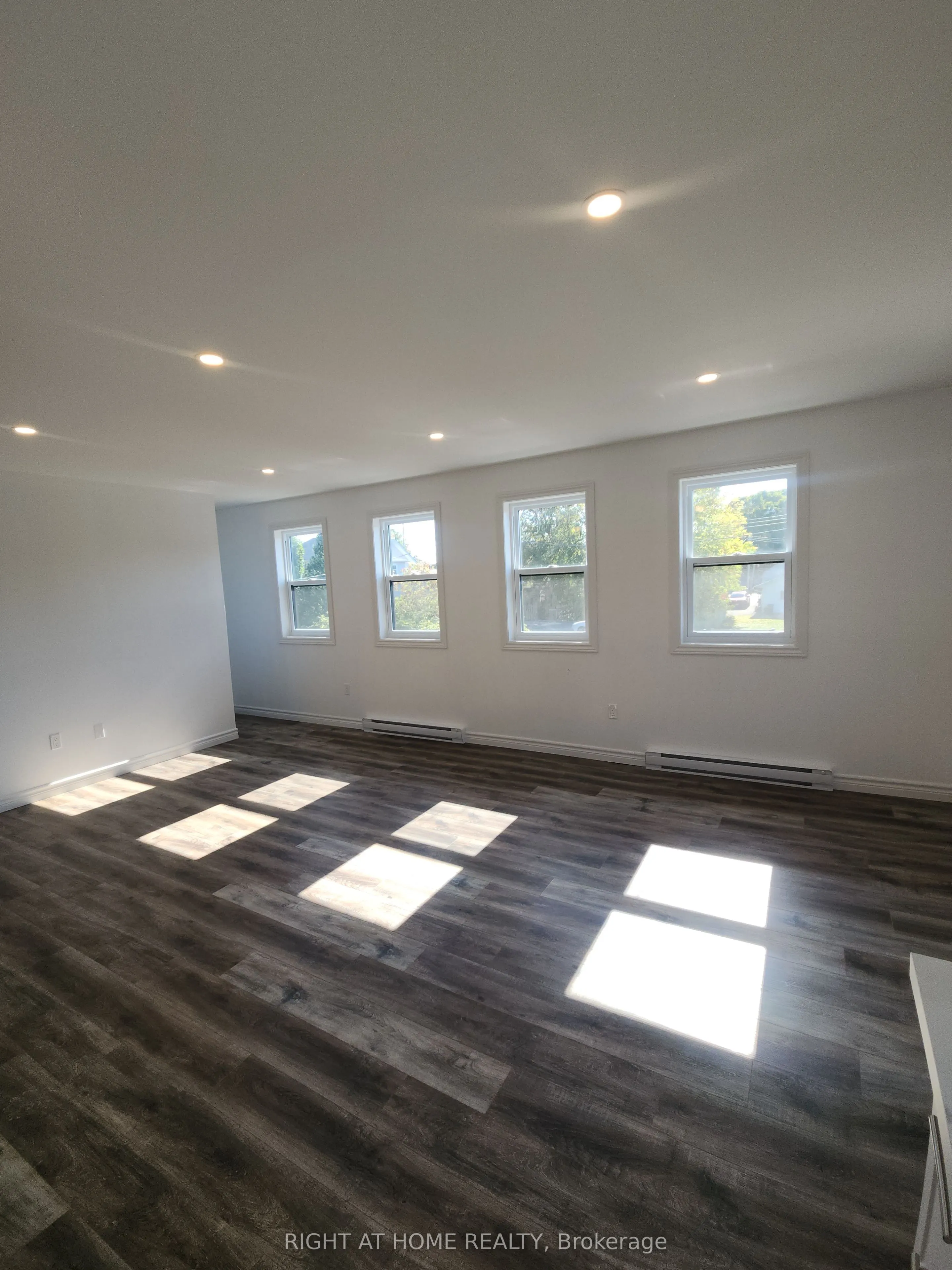 9 Queen Street W, #205