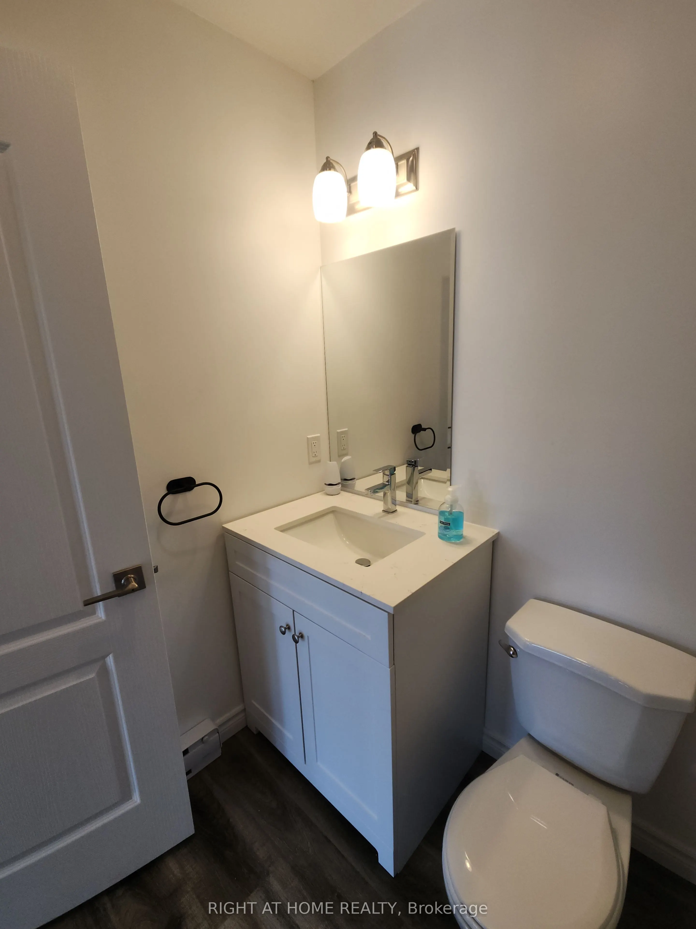 9 Queen Street W, #205