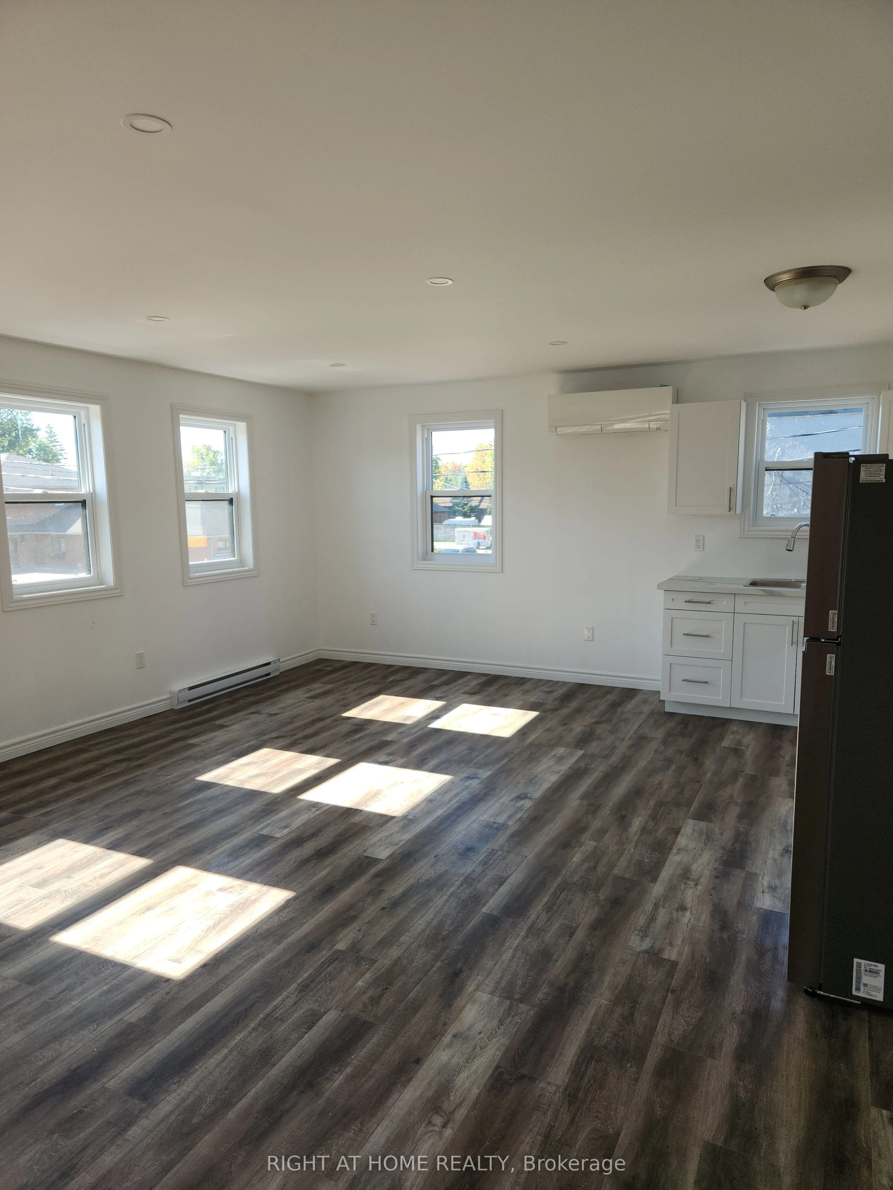 9 Queen Street W, #205