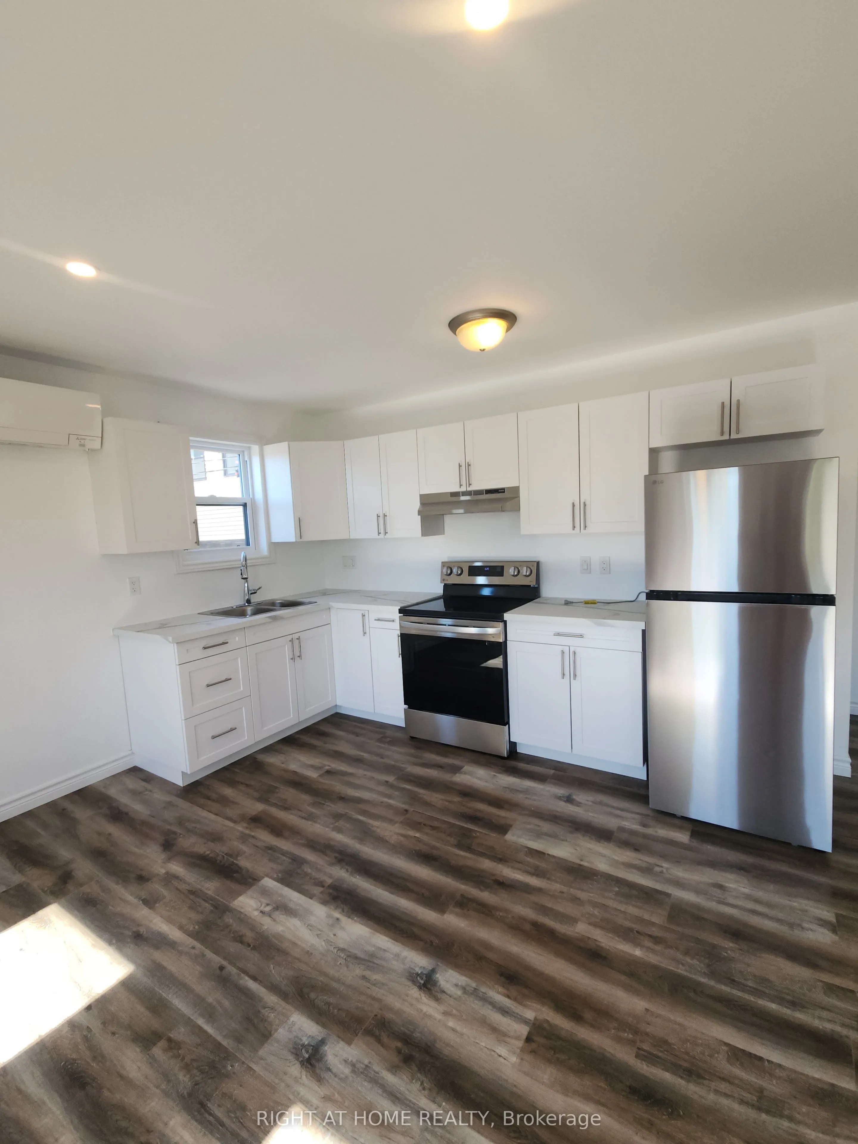 9 Queen Street W, #205