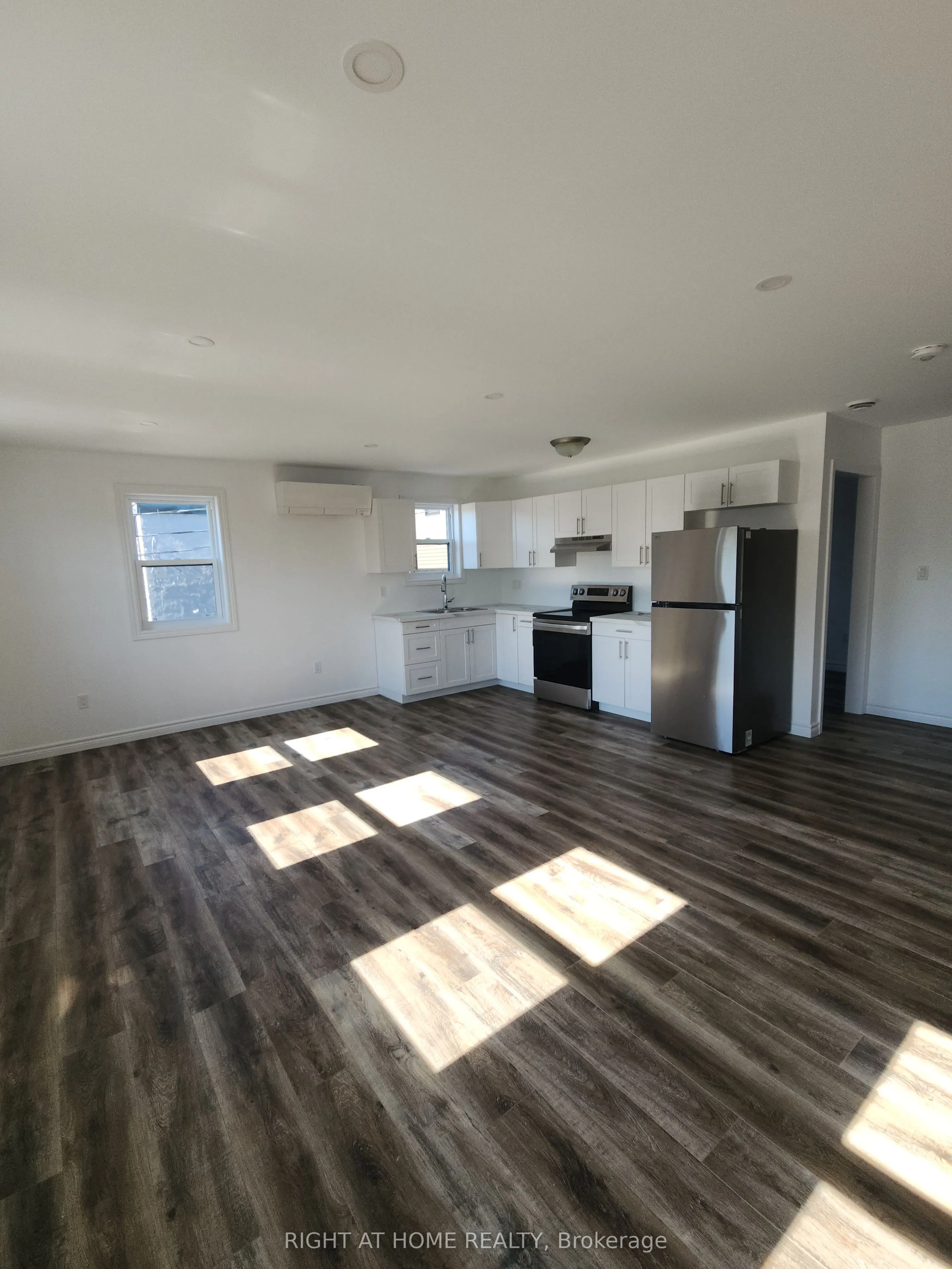 9 Queen Street W, #205