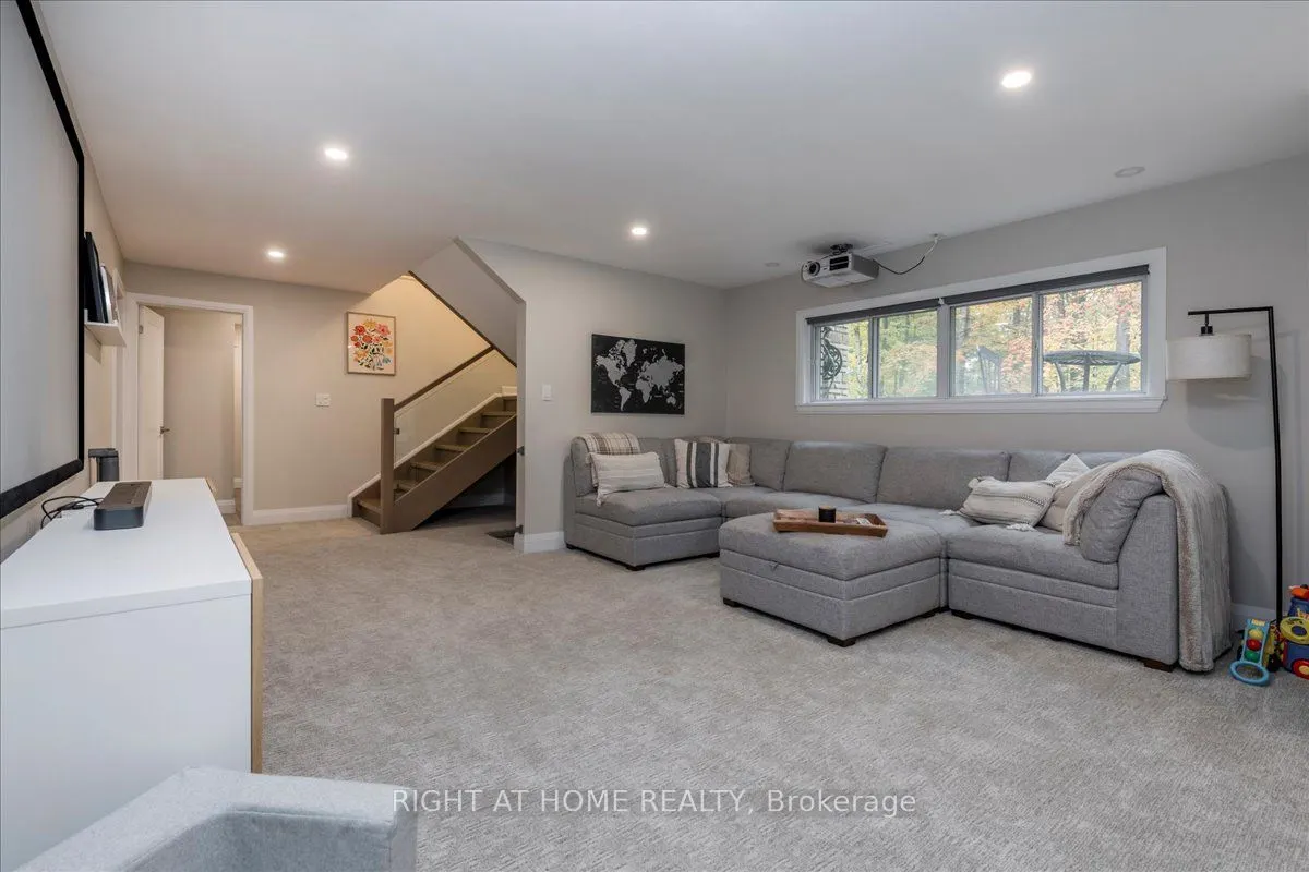 11 WOODLAND Crescent